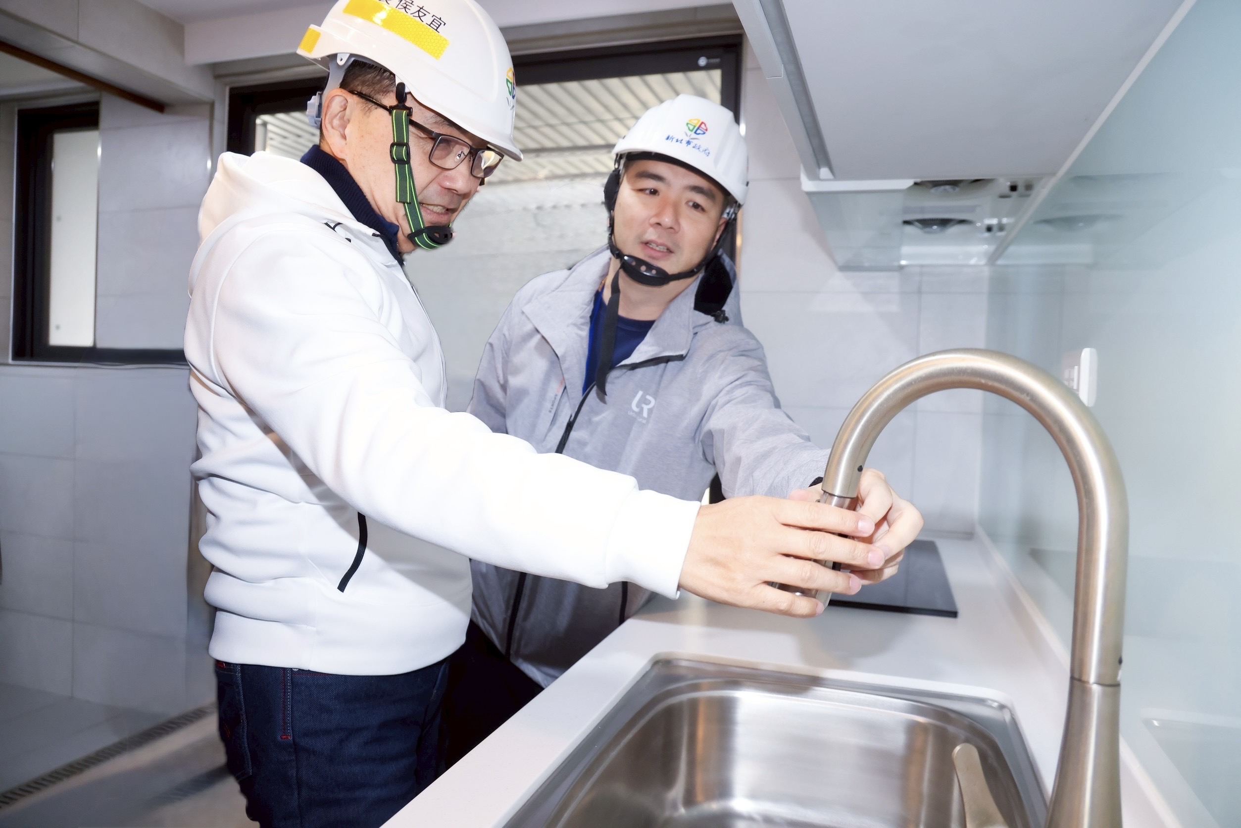 社宅保障40%給弱勢對象、20%給新婚或育有未成年子女家庭。