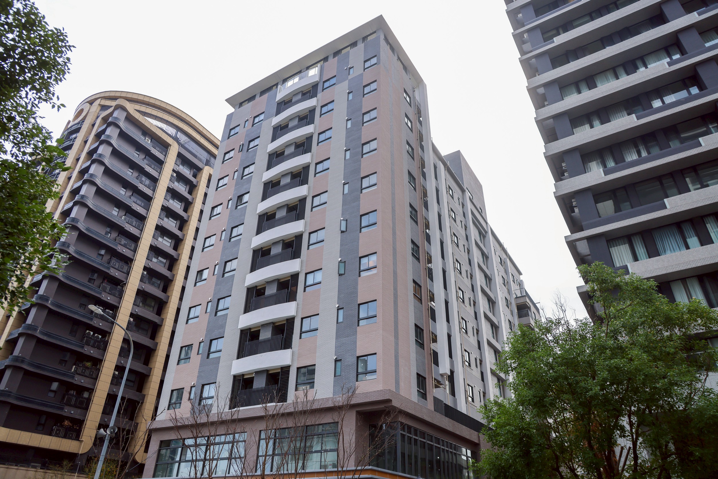 板橋江翠社會住宅鄰近捷運站，周邊有學校、公園跟菜市場，地理環境優越，生活非常便利。