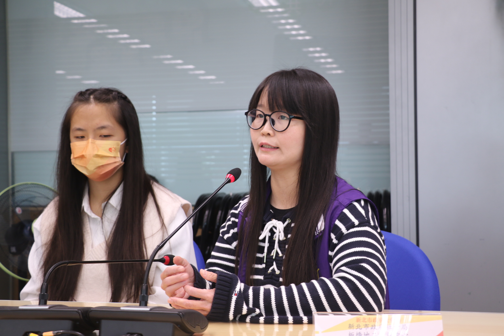  主責社工陳玟伶（右）表示，為強化小亭對台大的夢想和信心，她特地帶小亭到台大校園逛。