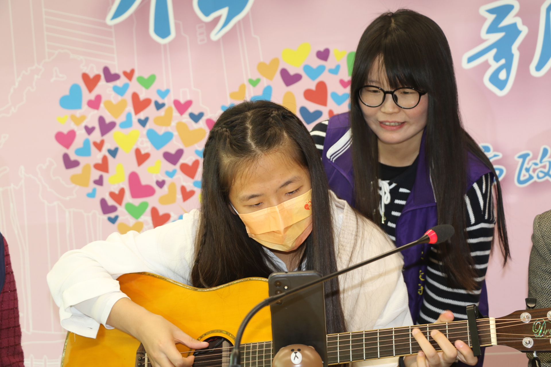  板橋第二社福中心主責社工陳玟伶（右）長期追蹤並連結機構、學校及民間資源挹注小亭