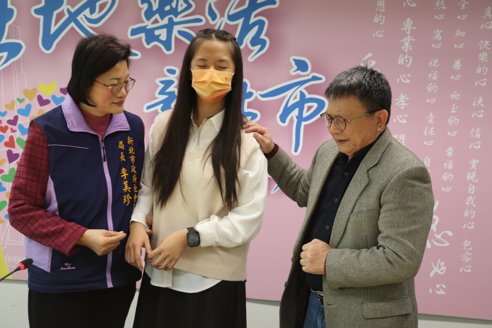 安置機構執行長李肇家（右）為小亭進行禱告祝福