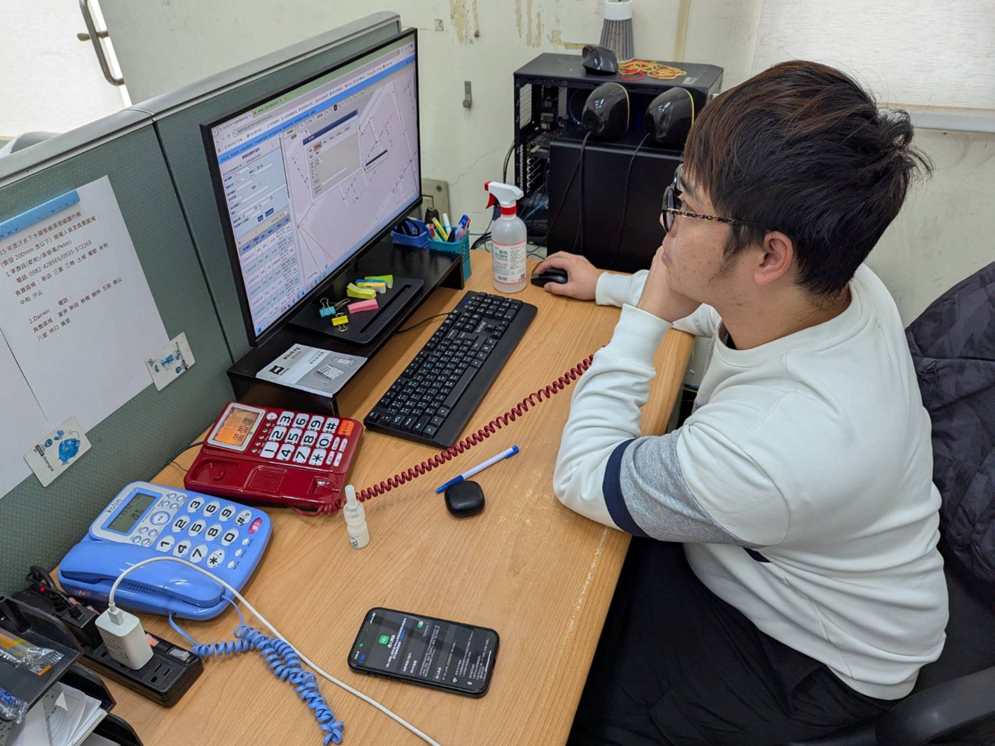 專線人員接獲民眾反映污水管線堵塞後，通知專業清疏人員執行疏通作業