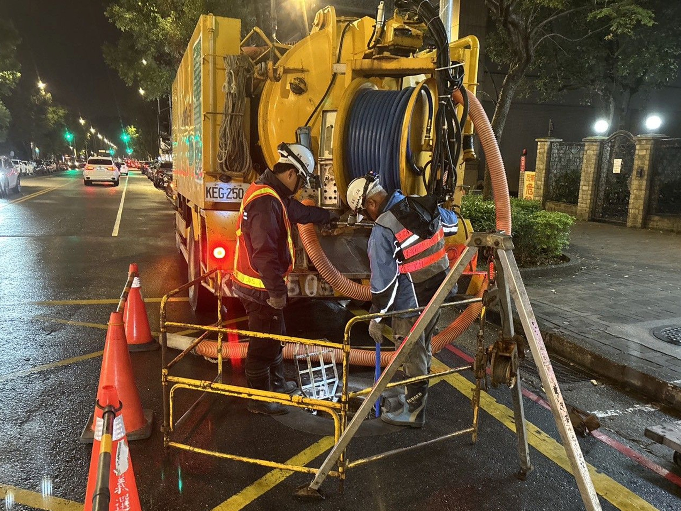 專業清疏人員24小時待命，快速派員執行現場疏通作業