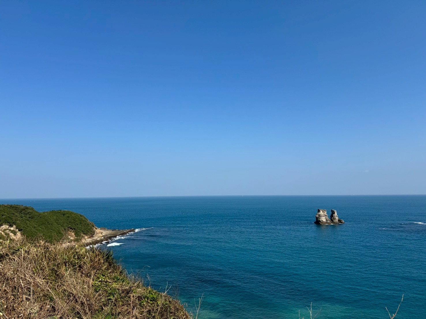 走訪獅頭山公園燭台雙嶼觀景平台，遠眺海天一色的海岸風光。