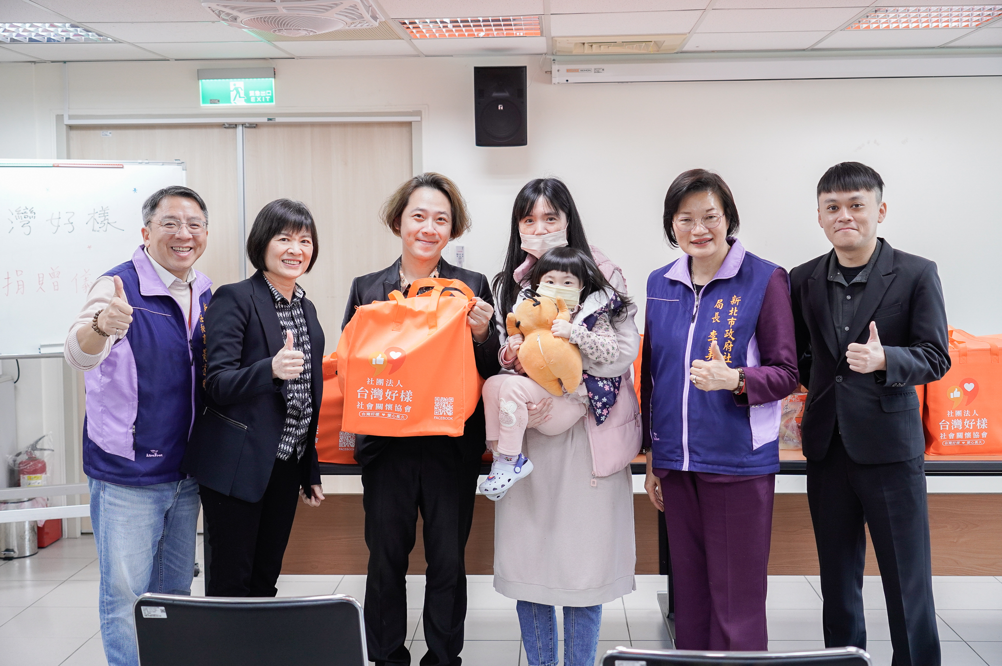 台灣好樣社會關懷協會4日捐贈500組年菜給新北14處社福中心服務家戶