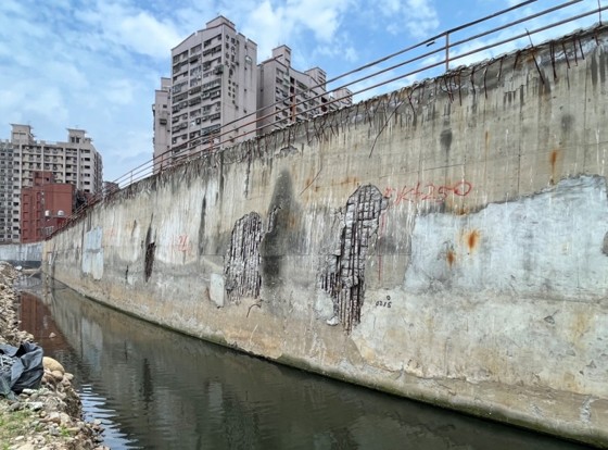 泰山區大窠坑溪防洪牆多處大面積鋼筋裸露列為「注意改善」案件