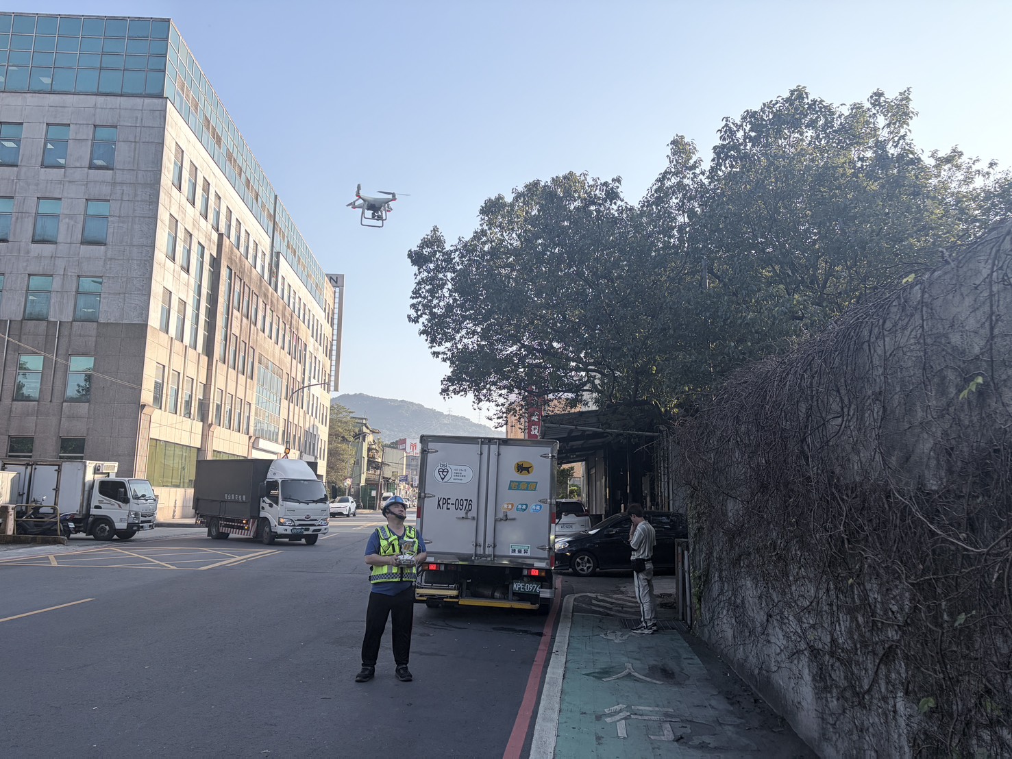 檢查人員以無人機協助檢測護岸狀況