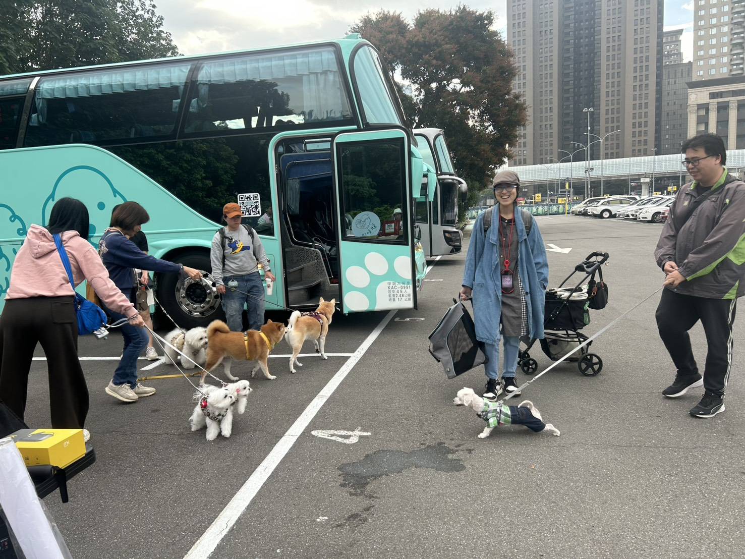  飼主準備帶寵物上寵物專車