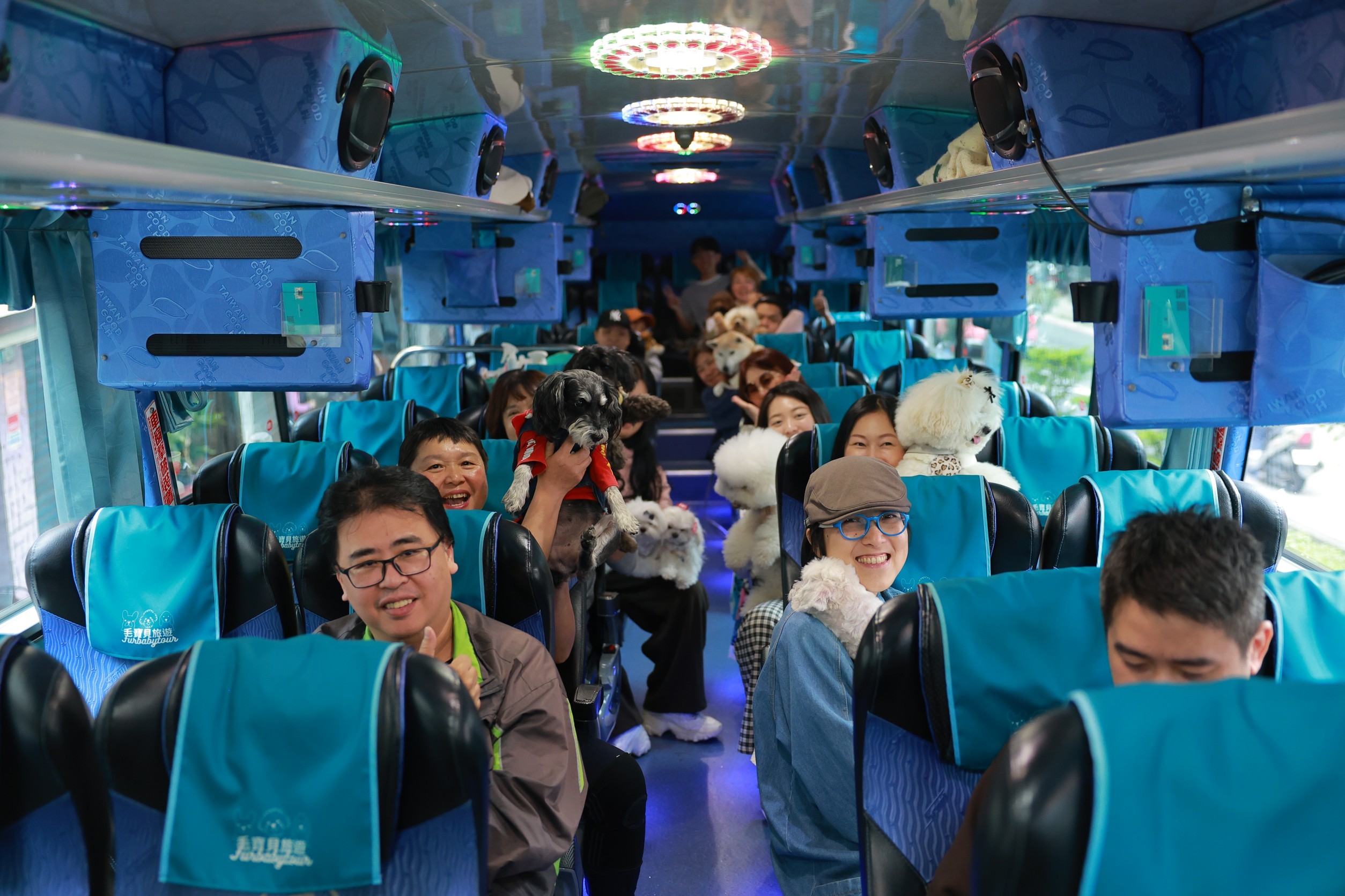  新北市17位飼主及17隻狗搭乘毛寶貝旅遊專車至淡水一日遊