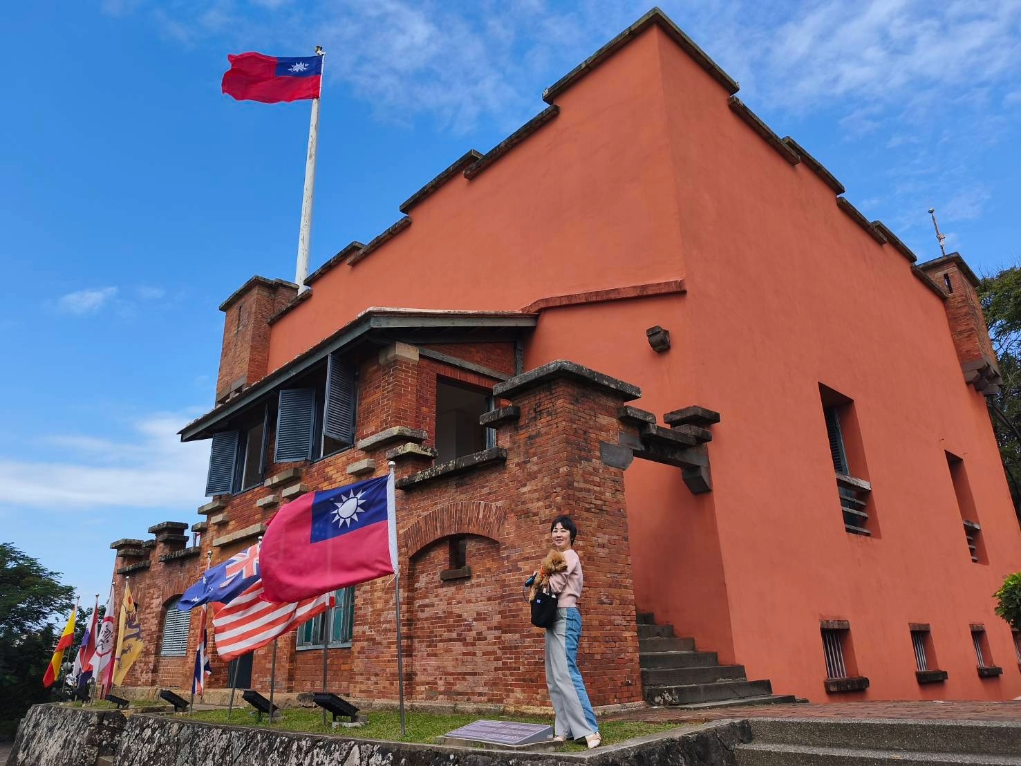  淡水紅毛城是寵物友善景點，但需遵守「寵物不落地、室內不進入」原則