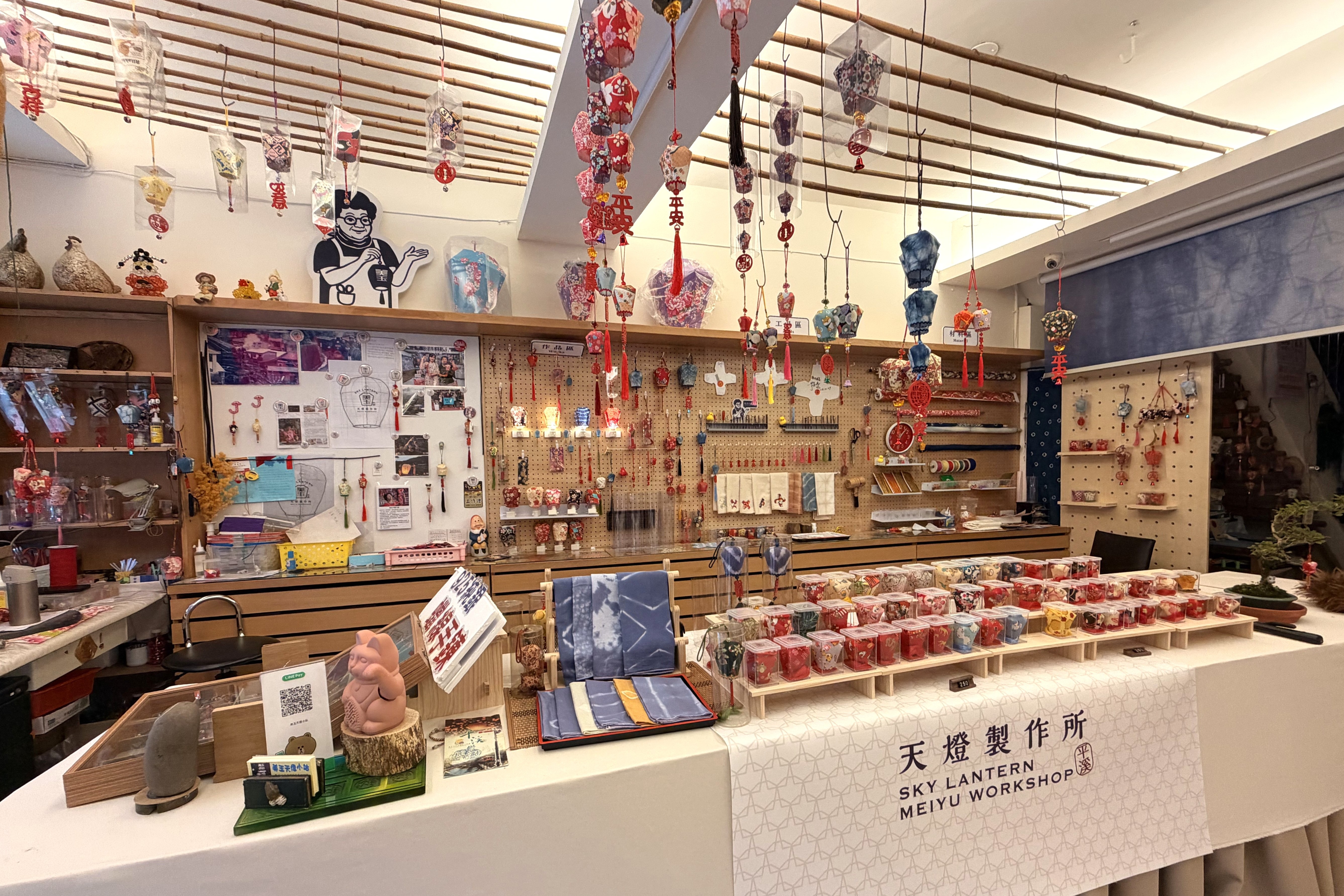  充滿職人對傳統工藝的用心與堅持的「美玉天燈製作所」，帶領大家瞭解天燈製作流程與手作細節，感受文化傳承的精神。