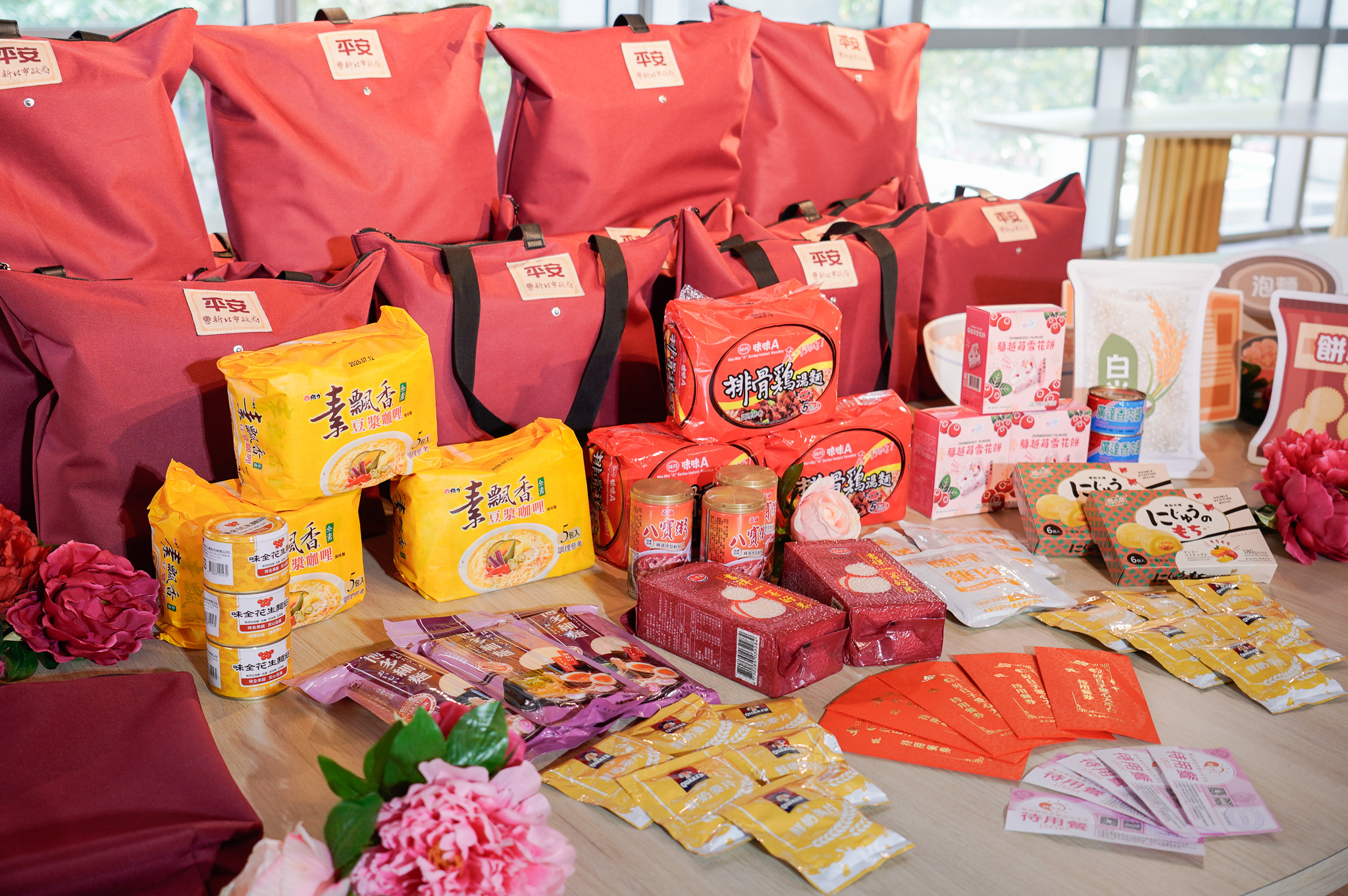 新北市政府準備2千份「春節平安袋」，提供有急難需求、無力負擔餐食的民眾就近至各派出所(分駐所)領取