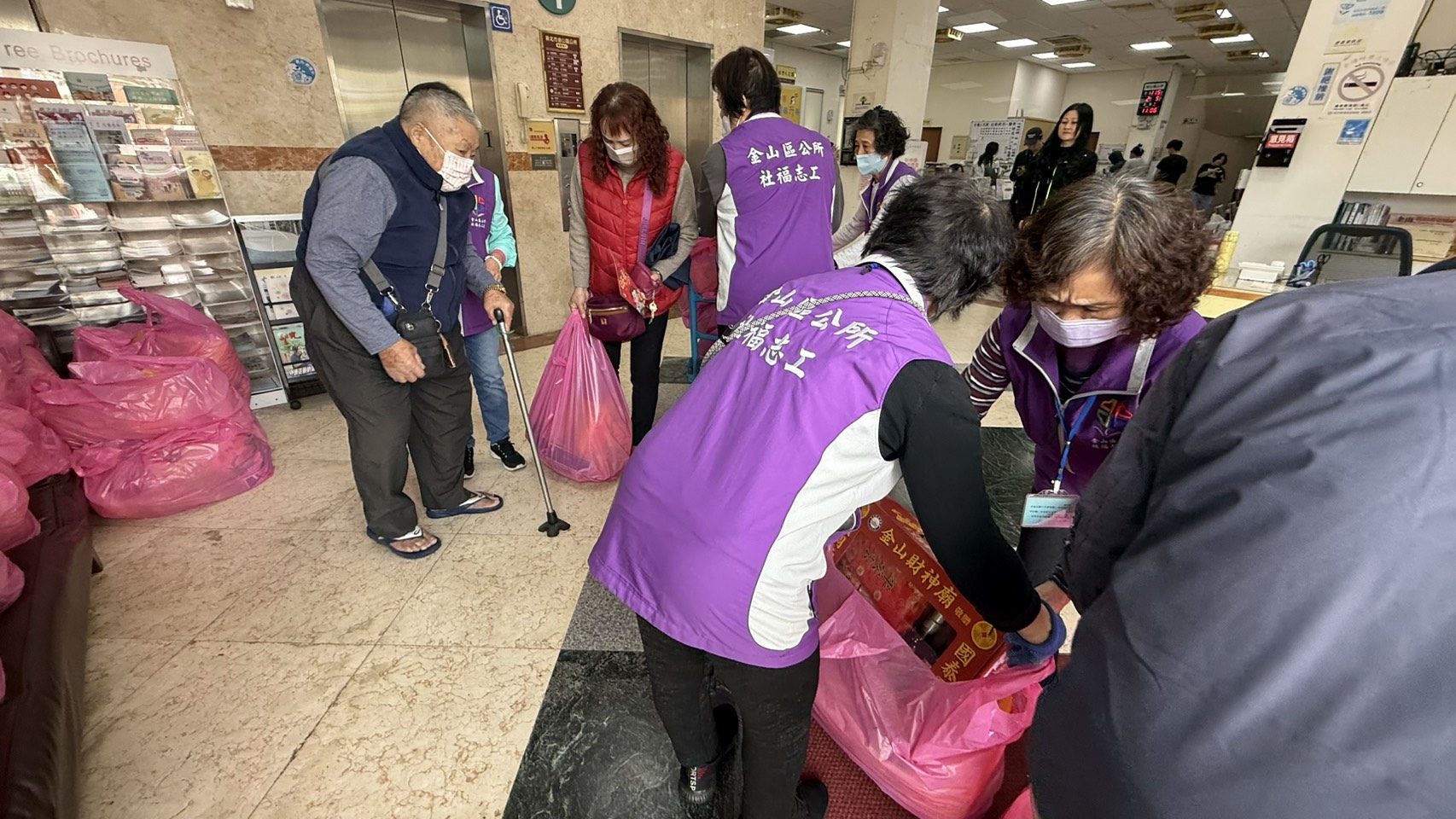 寒冬送暖物資發放