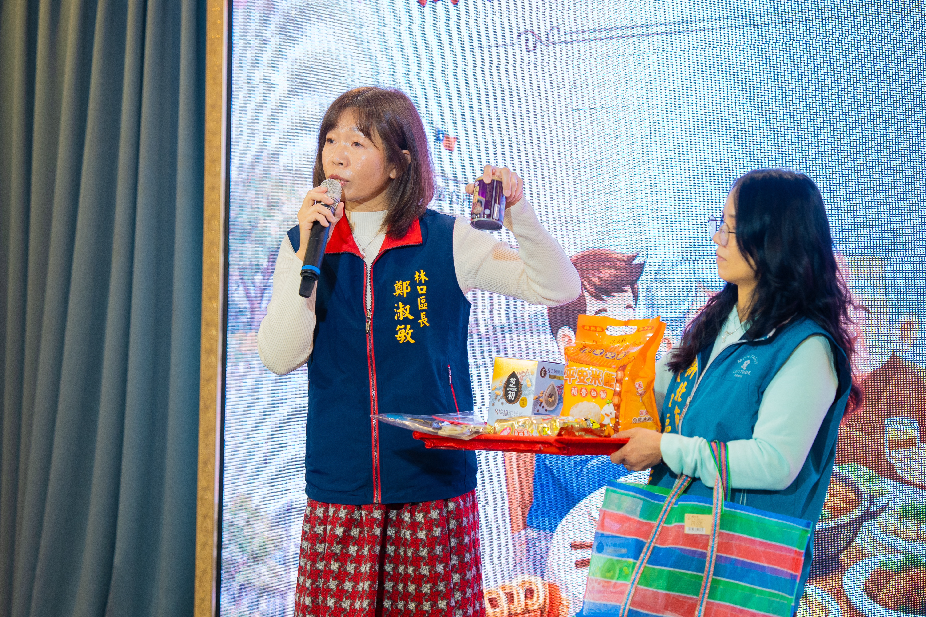 01.今(5)日鄭淑敏區長感謝林口熱心在地企業、慈善團體及志工們等多方的善心，成就本次獨居長輩圍爐與服務