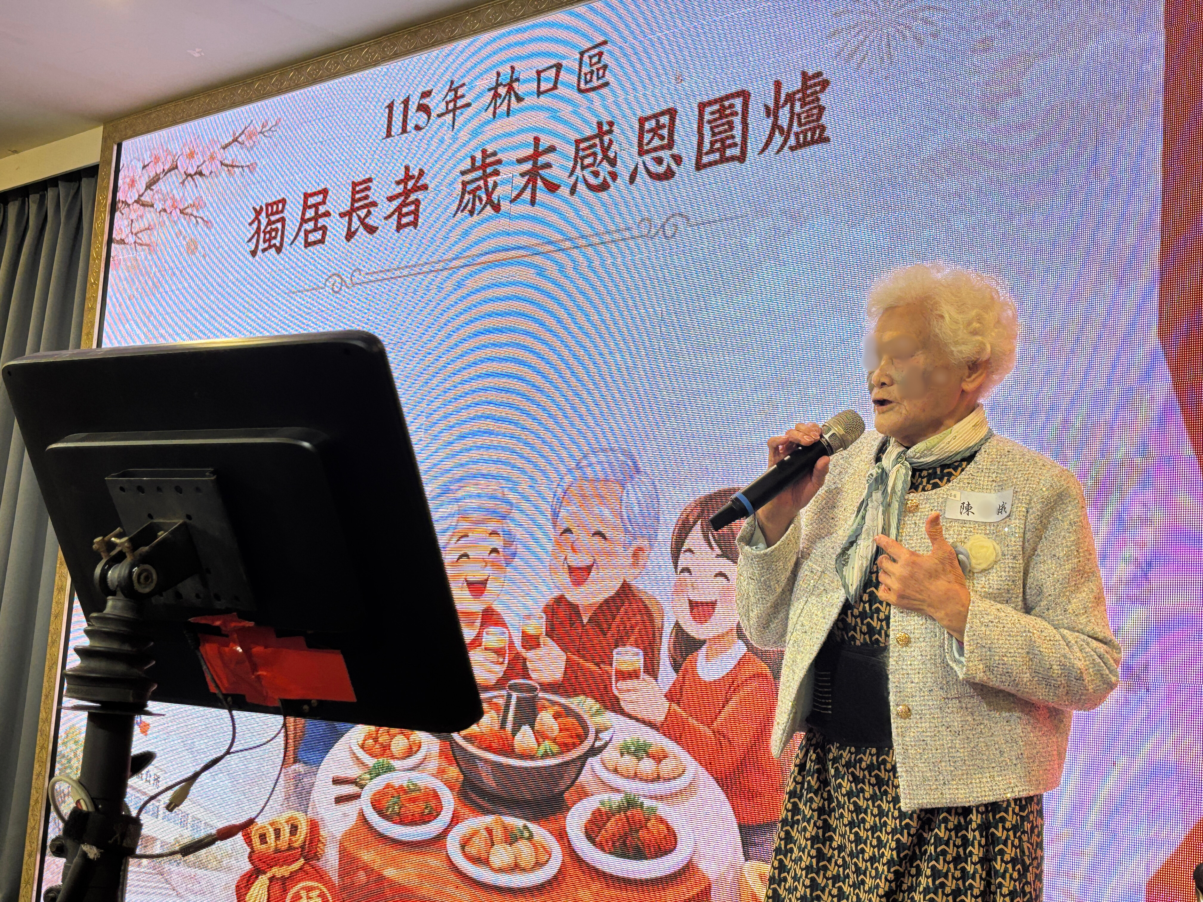 04.現年96歲的張奶奶在台上高唱日文歌，歌聲洪亮有精神