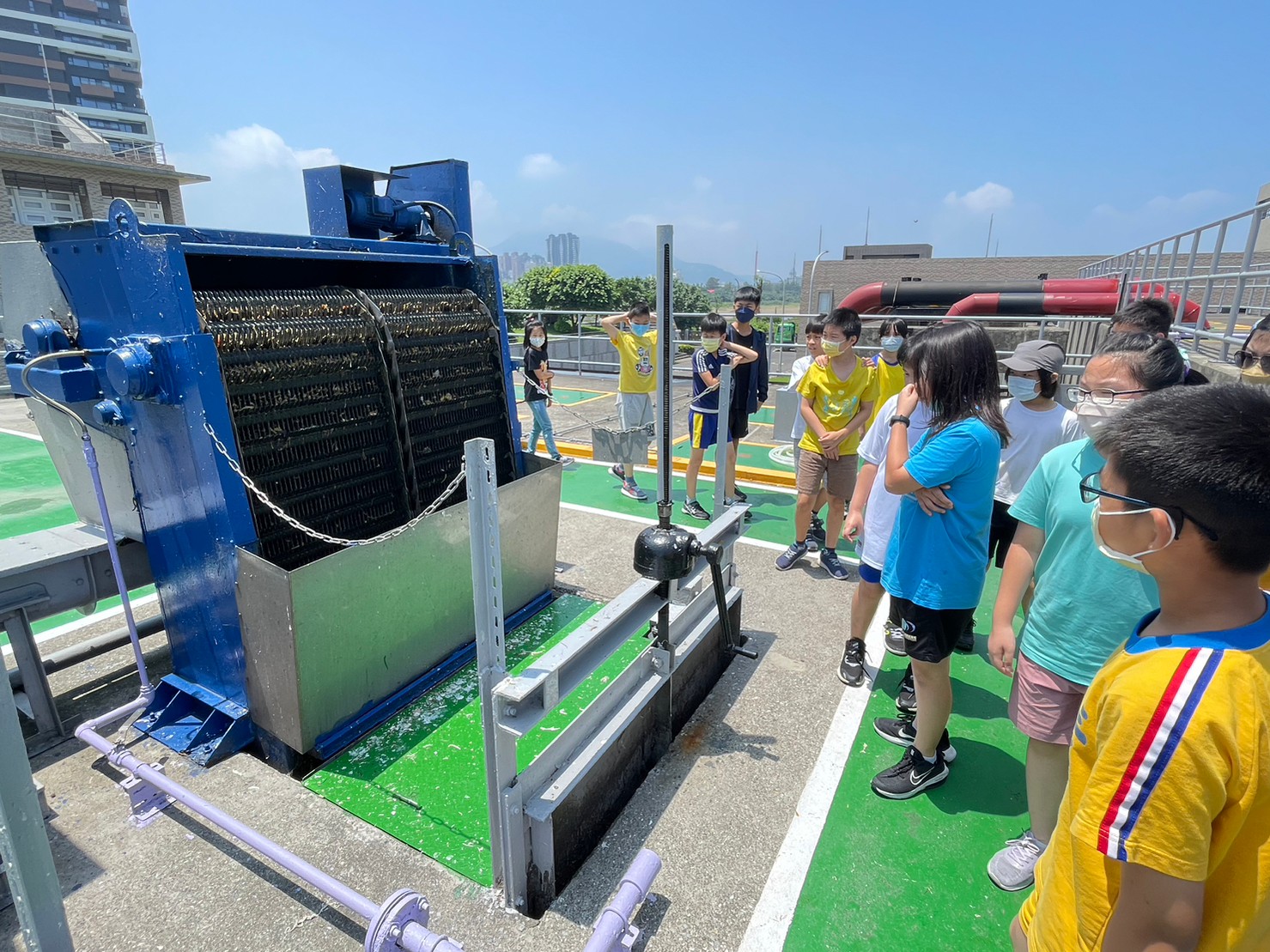 「保『滬』水資源」環境教育課程中，學生聆聽講師解說攔污細柵的功能與作用