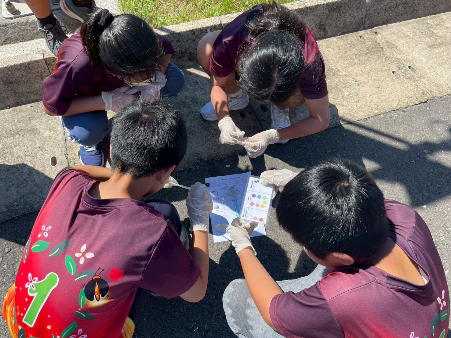 「瓦特的健康檢查」課程，學生利用比色卡確認水質是否達標