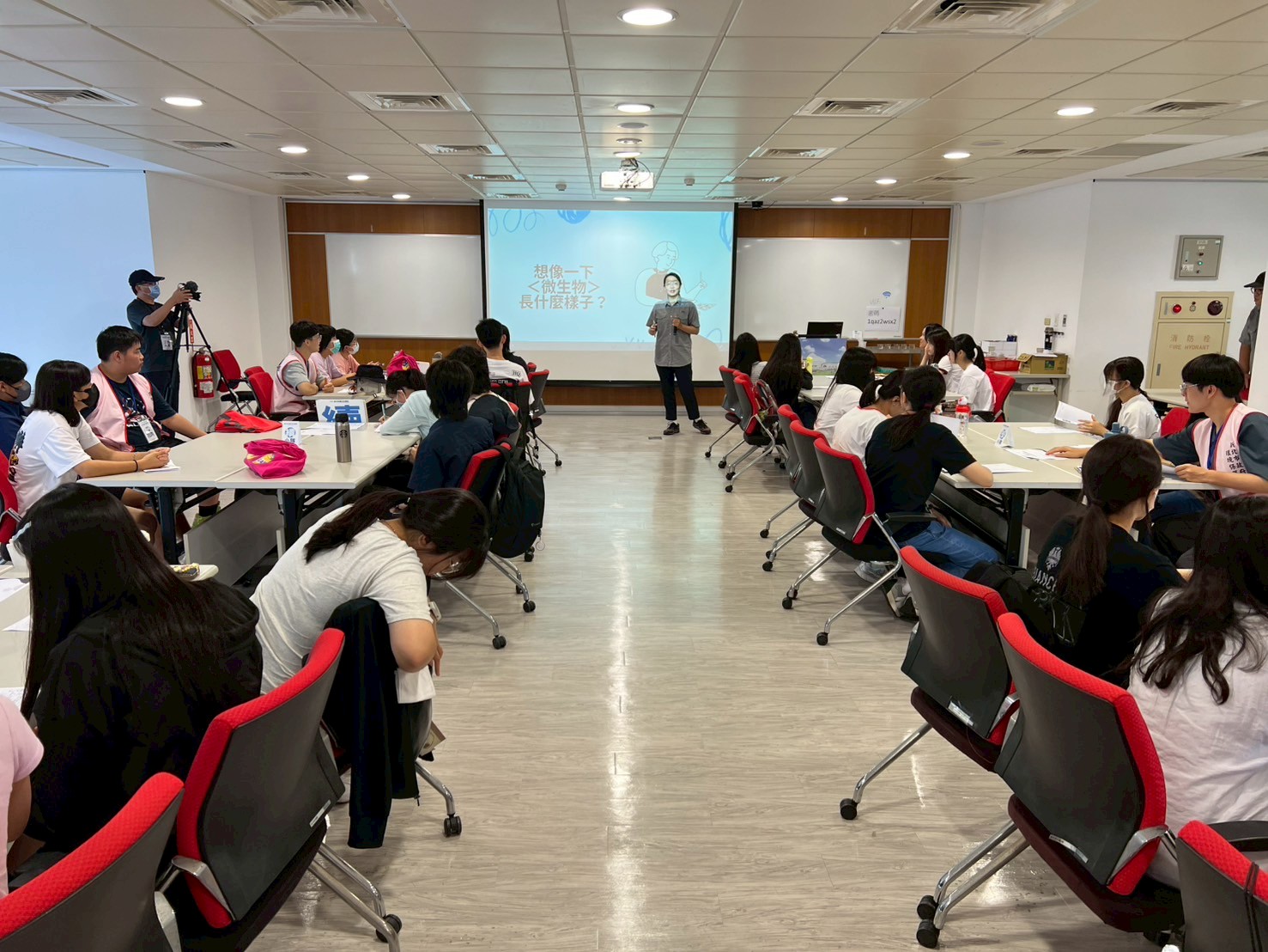 「瓦特的健康檢查」課程，講師正在講解污泥沉降測試