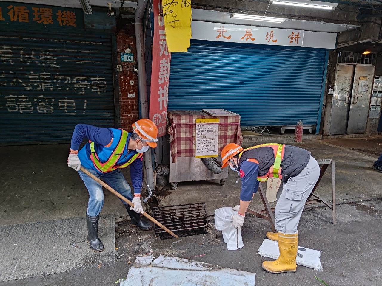 清潔隊員於市場周遭側溝清淤，維護環境整潔與水溝暢通