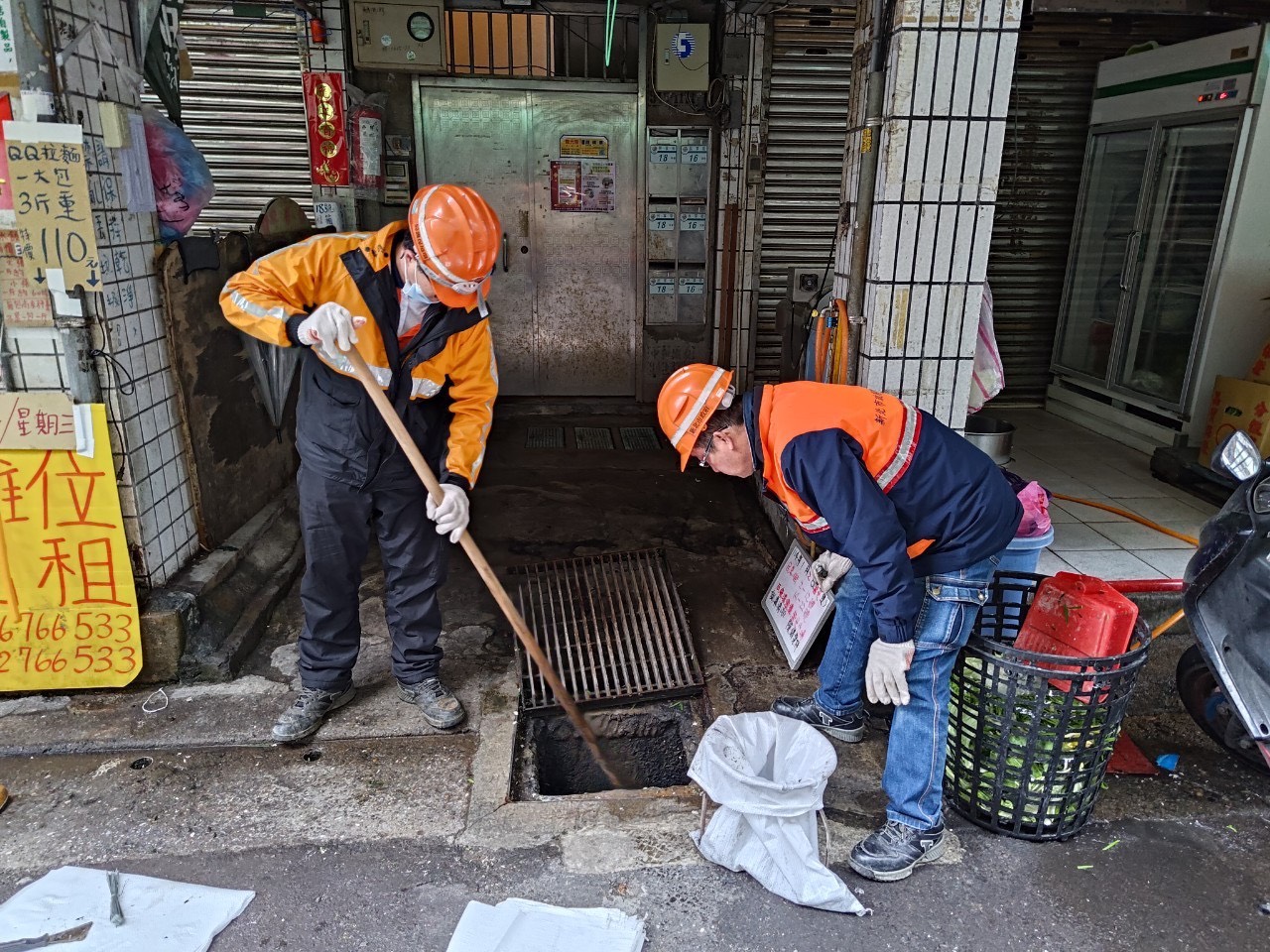 清潔隊員於市場周遭側溝清淤，維護環境整潔與水溝暢通 (2)