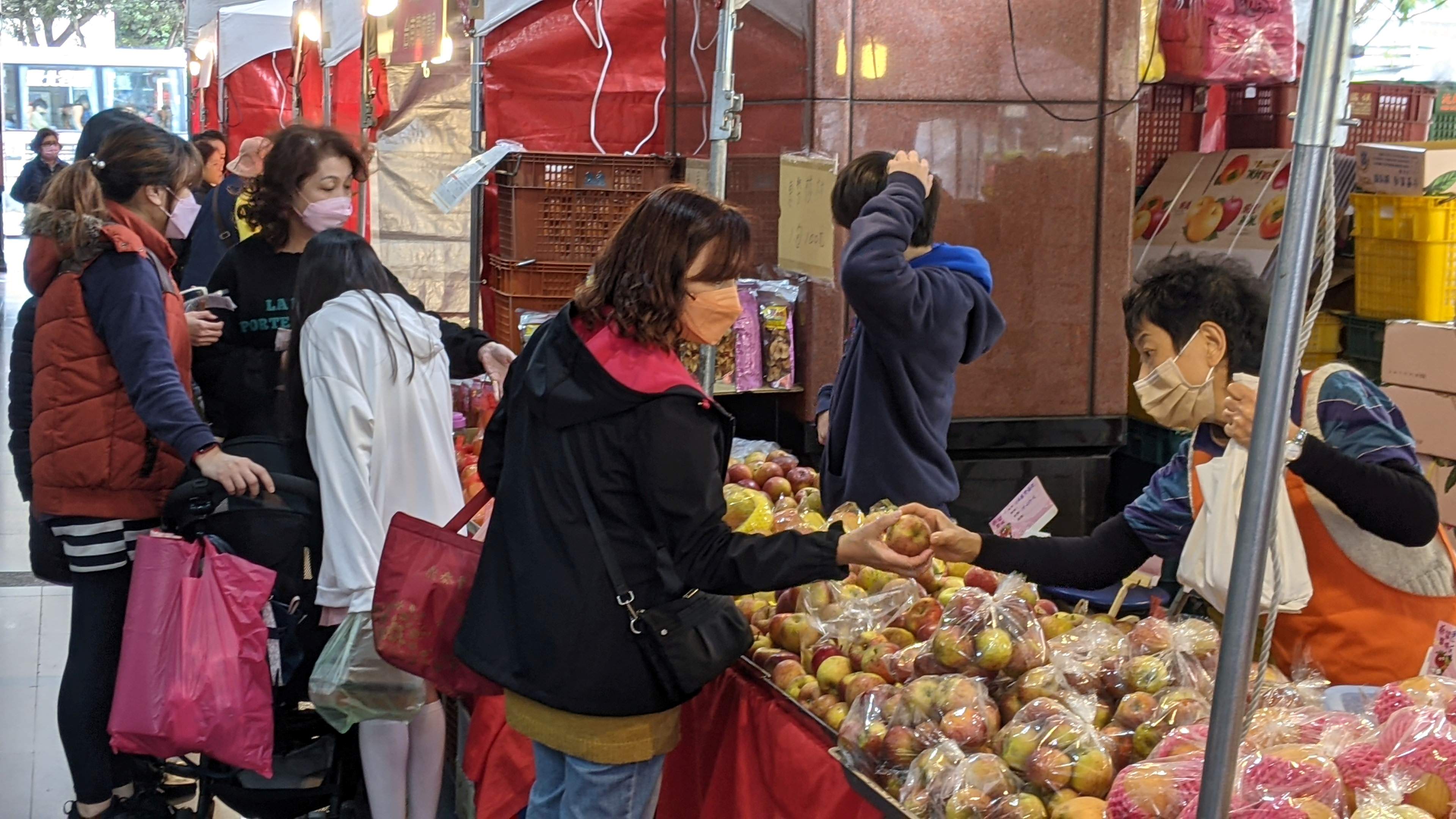 板農年貨大街網羅新北在地小農產品與全台各地精選農漁特產