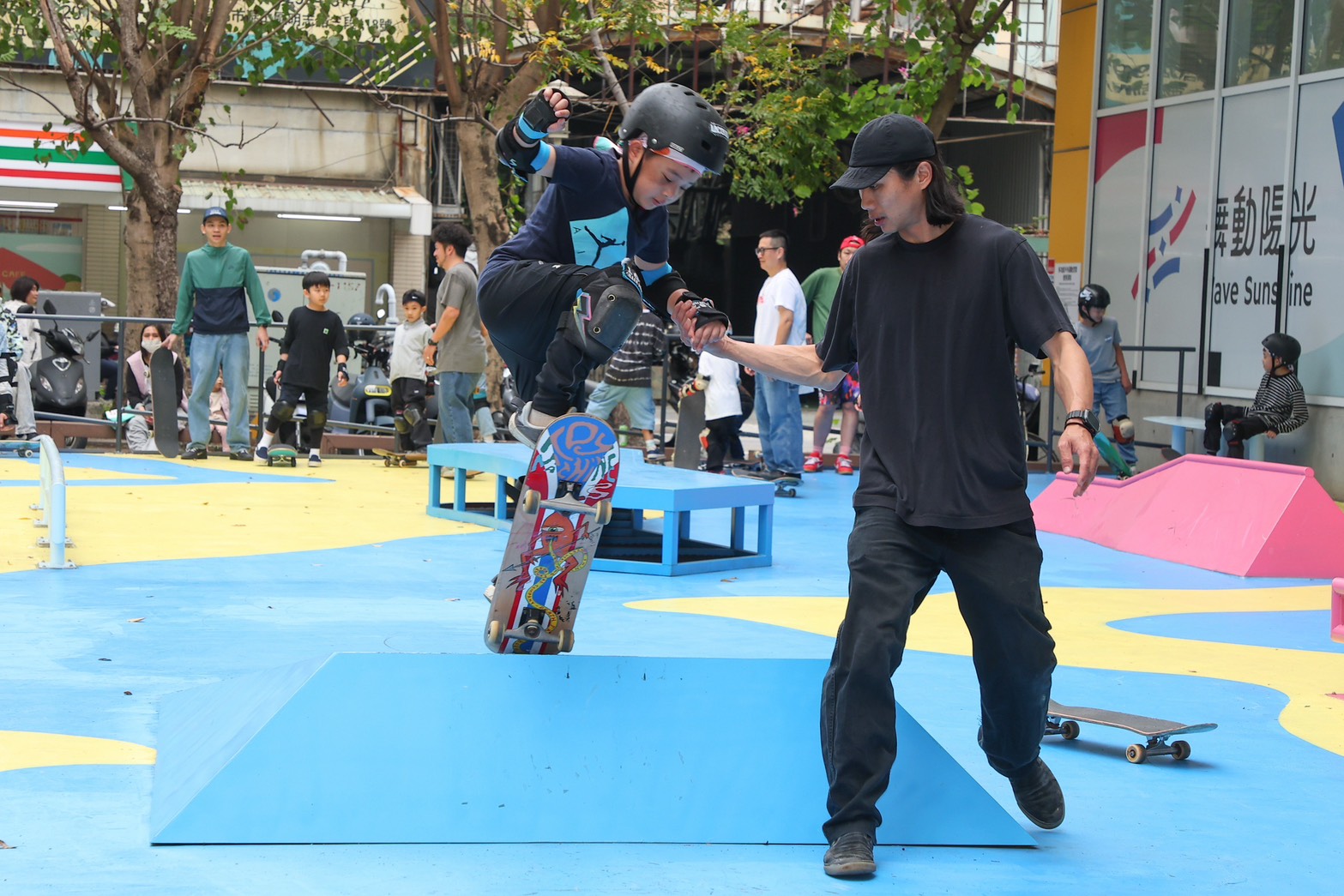 泰山運動中心滑板場設有基礎練習區與技巧進階區滿足不同程度需求