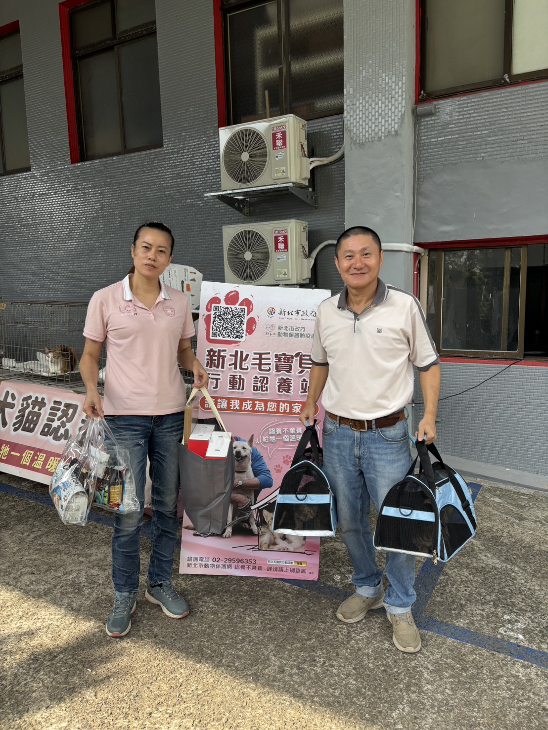  夫妻二人於現場認養2貓回家作伴