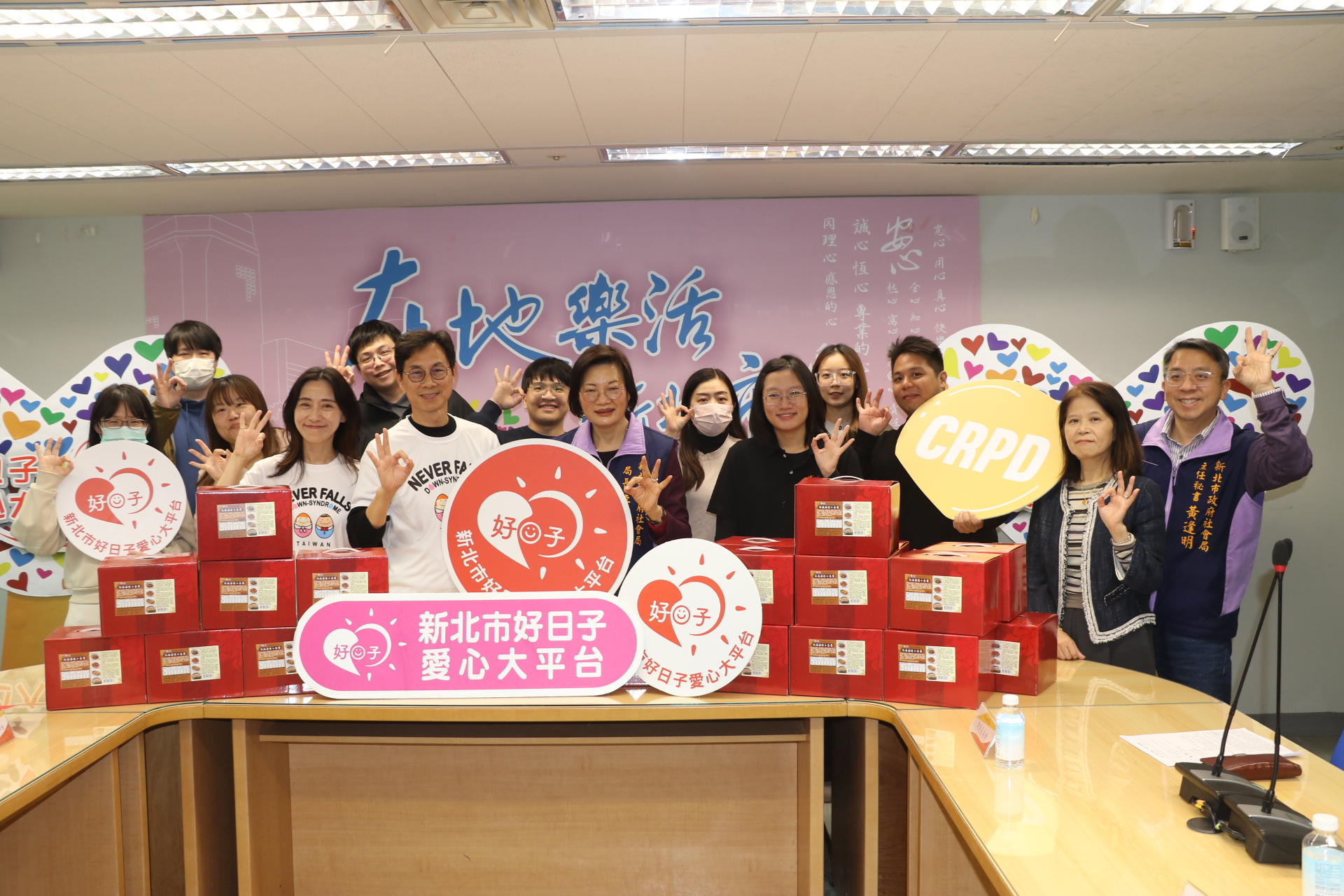  各身心障礙者服務中心及小衛星代表受贈，並趕在年節前將年菜送給案家。