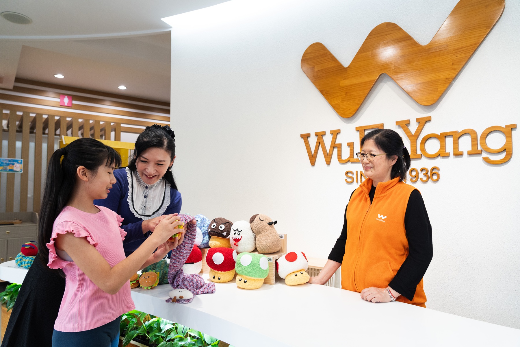 走進吳福洋襪子故事館，一探臺灣織襪產業的歷史，透過寓教於樂的手作活動，體驗親手製成日常衣物的無限樂趣