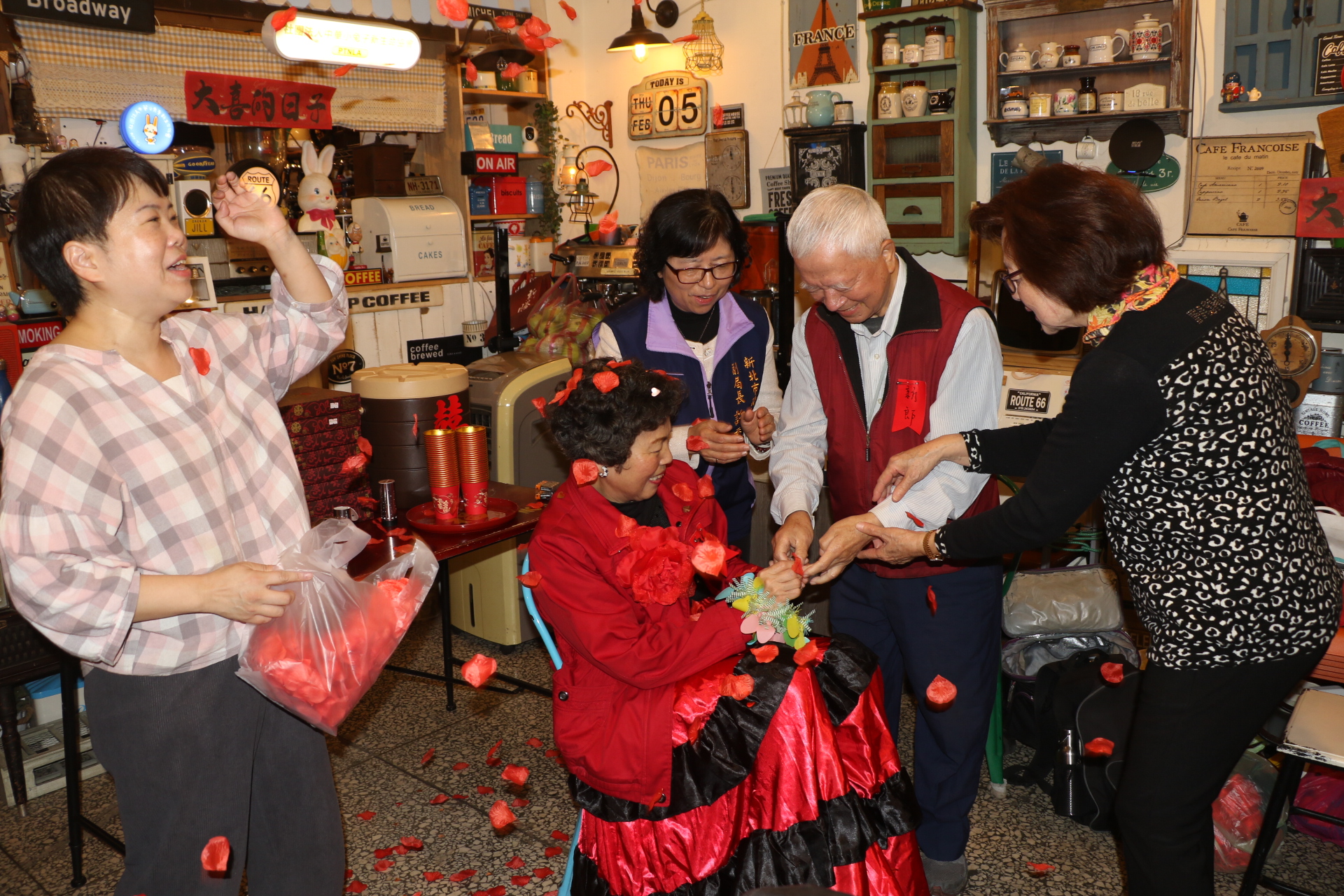  正哥和寶姐互戴戒指 「兔媽」林孟汝（左）在一旁撒花瓣