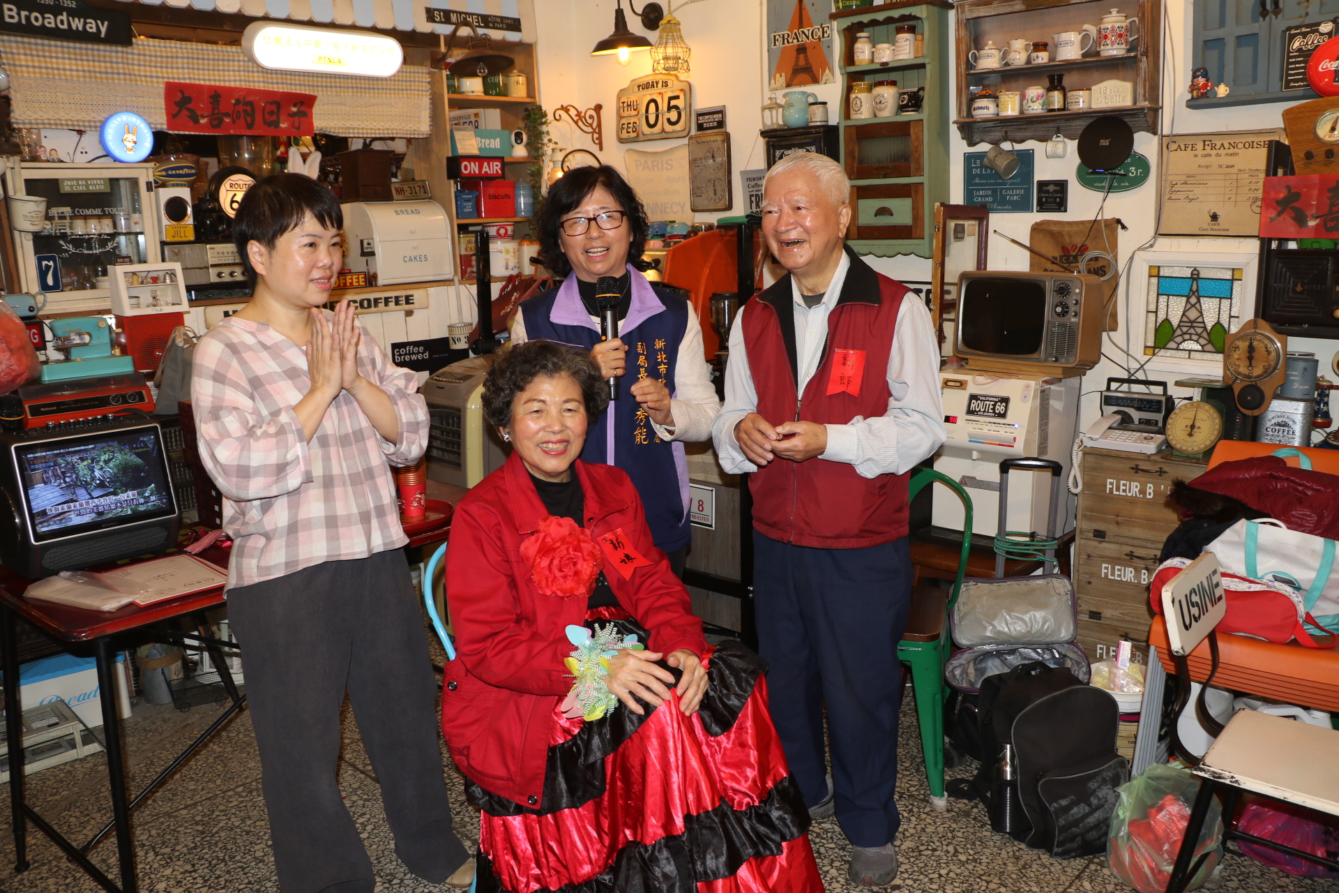 社會局副局長許秀能受邀為正哥和寶姐祝福彼此相互照顧扶持，繼續在據點上課。 左1為「兔媽」林孟汝。