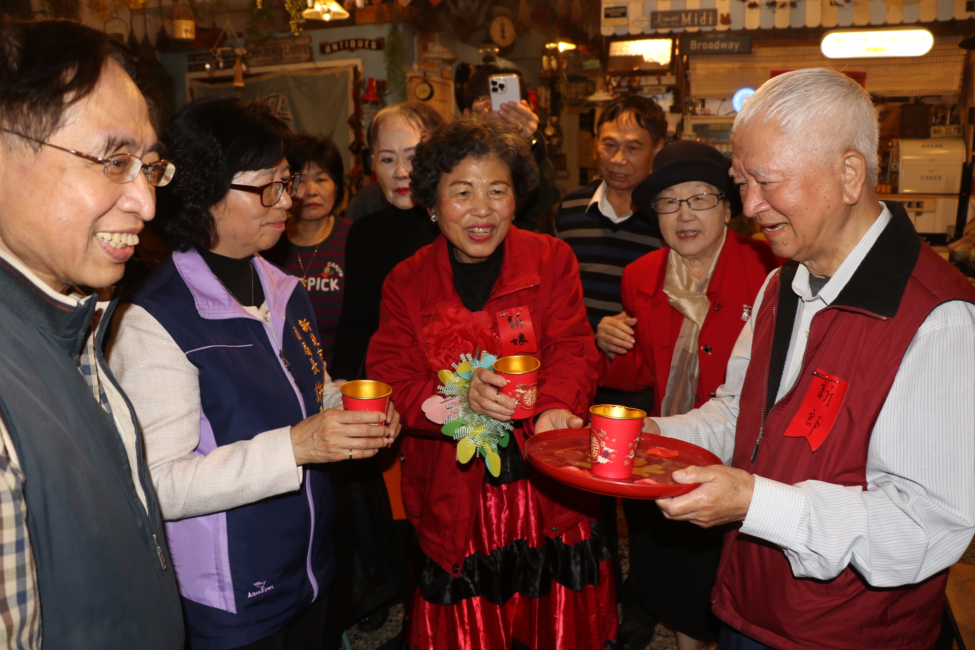  正哥和寶姐一起端著甜茶分請據點同學