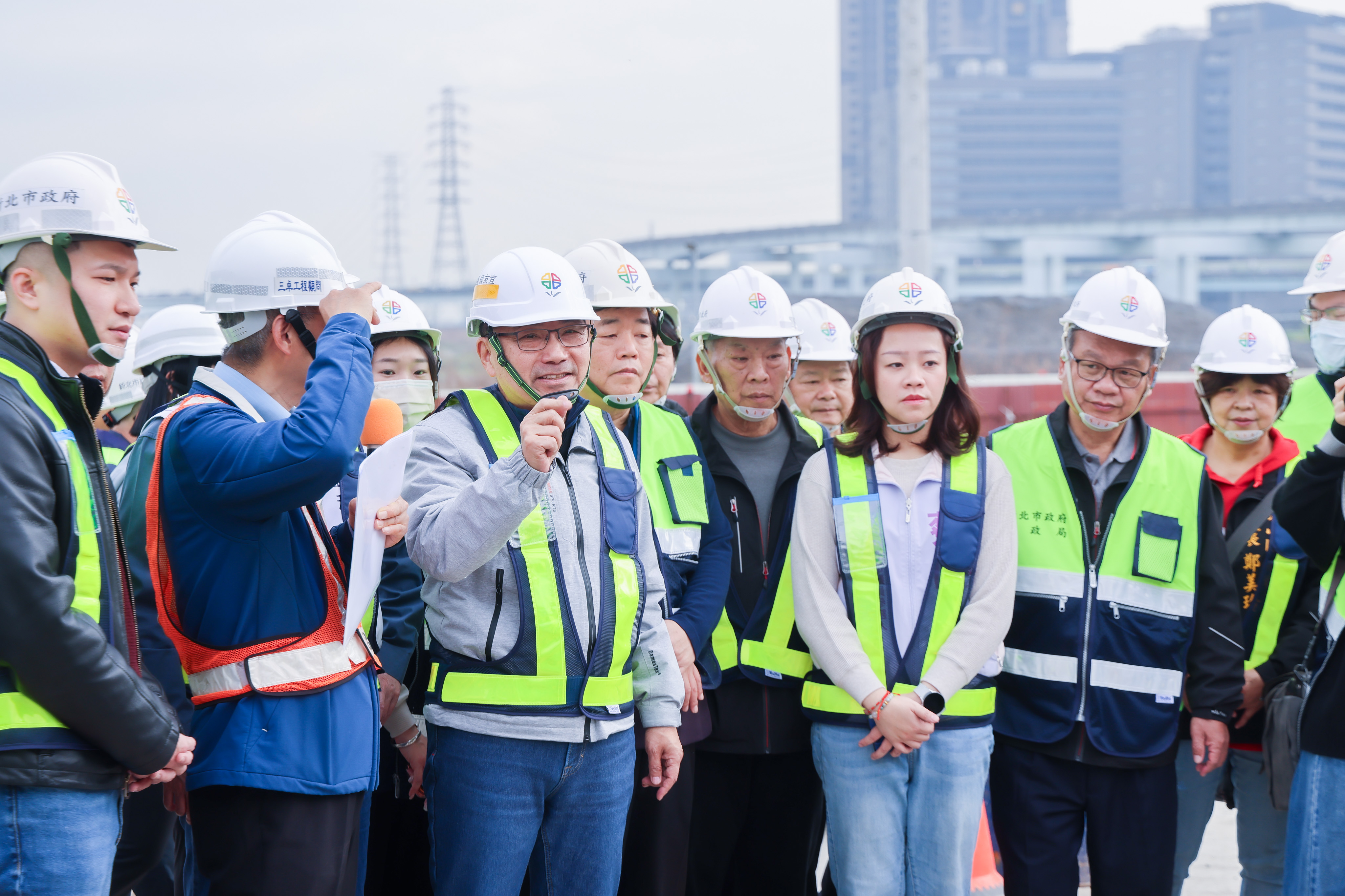 新北市長侯友宜強調，本案橋梁採用的預鑄工法可縮短約24個月的工期，市府也同步進行10座高壓電塔下地工程的120米地底洞道鑽挖，期許工程如期如質完成。