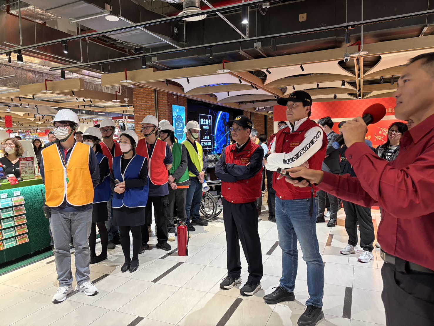 朱惕之副市長率領市府公共安全聯合稽查小組前往新店區裕隆城，執行年前大型賣場稽查，守護市民公共安全。