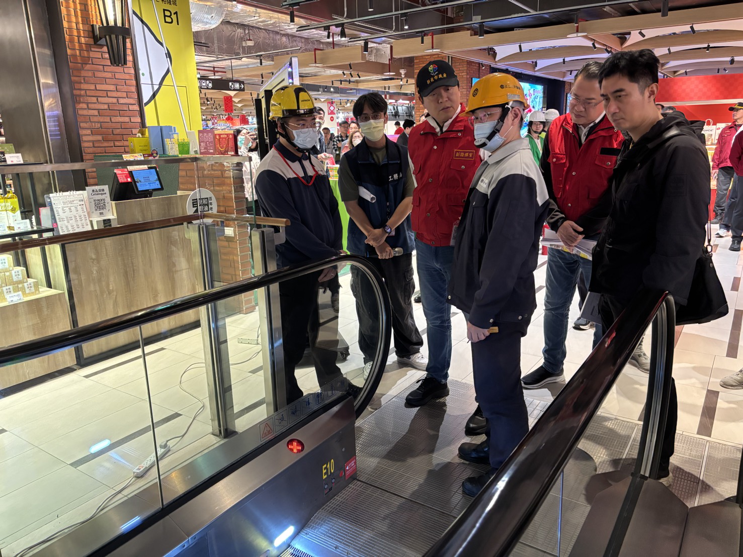 大型賣場應保持手扶梯運作正常及逃生動線通暢，確實維護消費者安全。