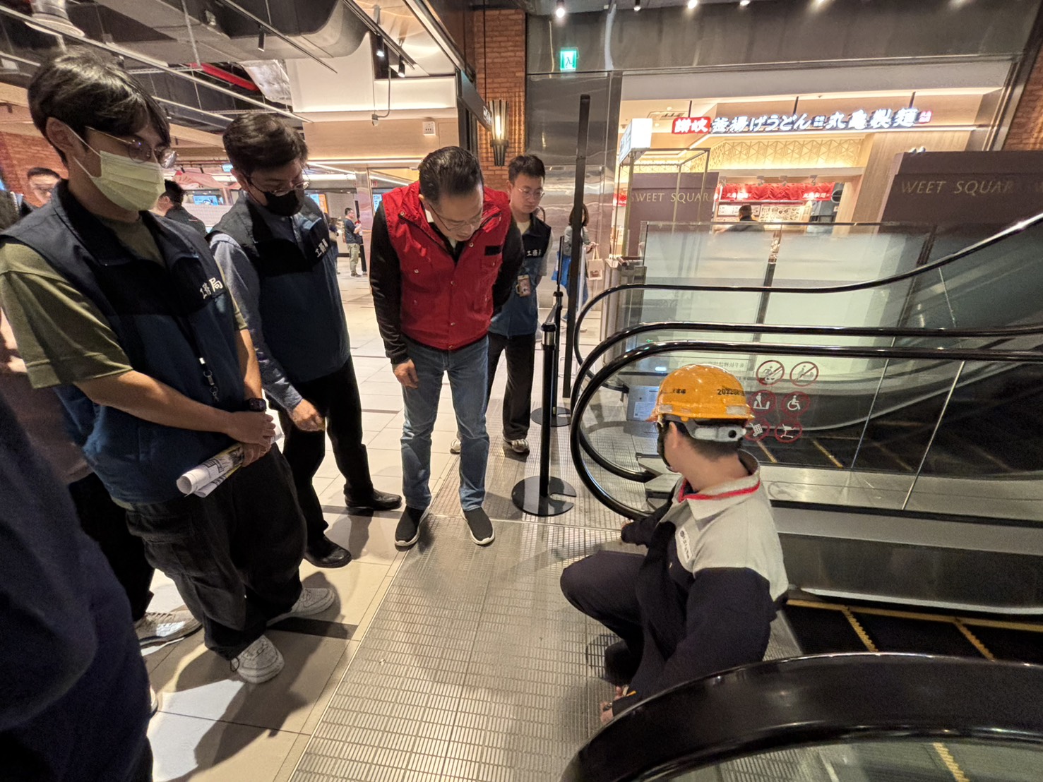 新北市政府啟動年前大型百貨賣場公共安全聯合稽查，檢查手扶梯、緊急進口、避難層出入口等項目。