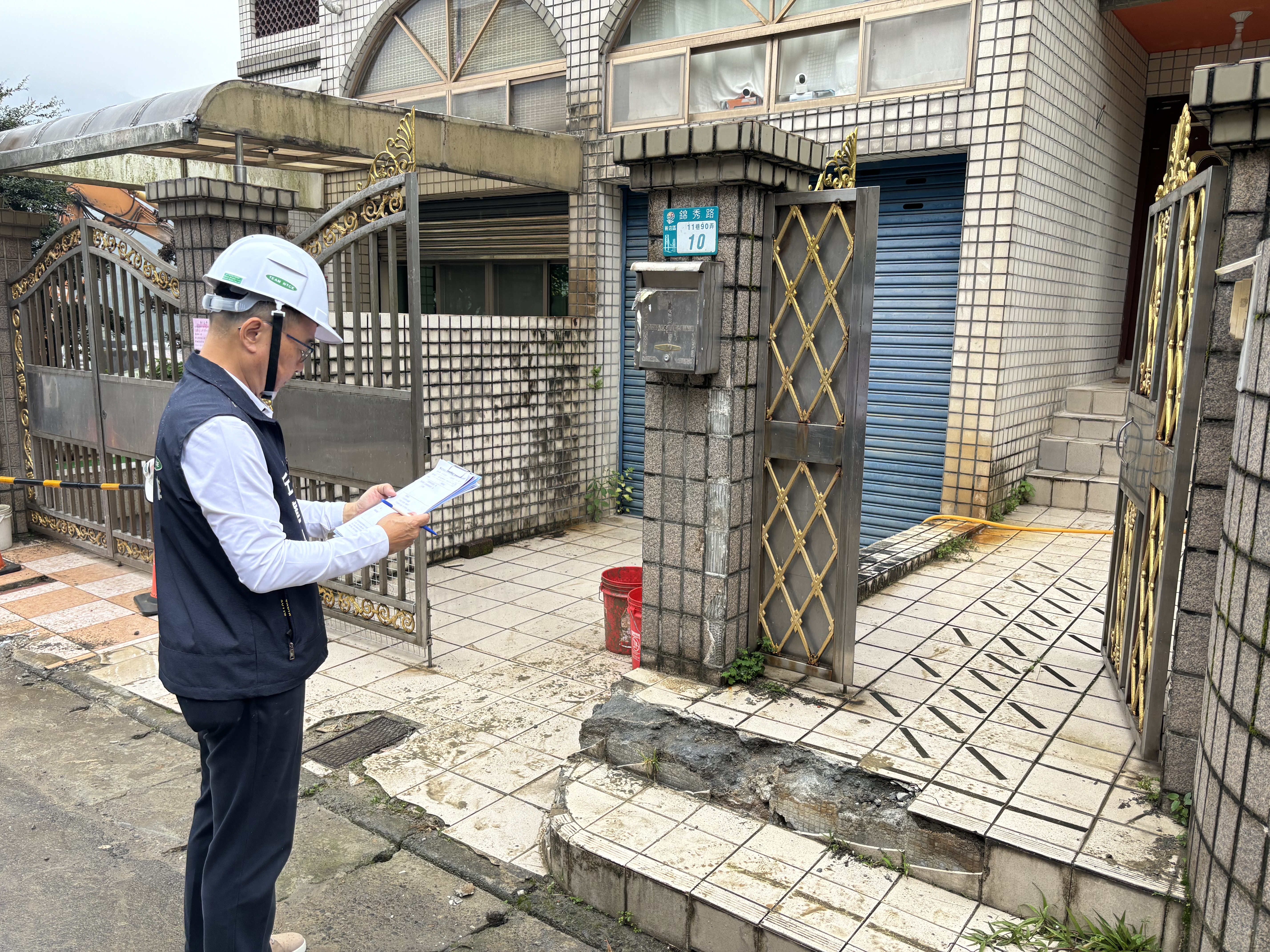 工務局會同新北市土木技師公會技師勘查屋況，經評估確認安全無虞，新店區錦秀、碧瑤社區7戶住戶可於今日重返家園。