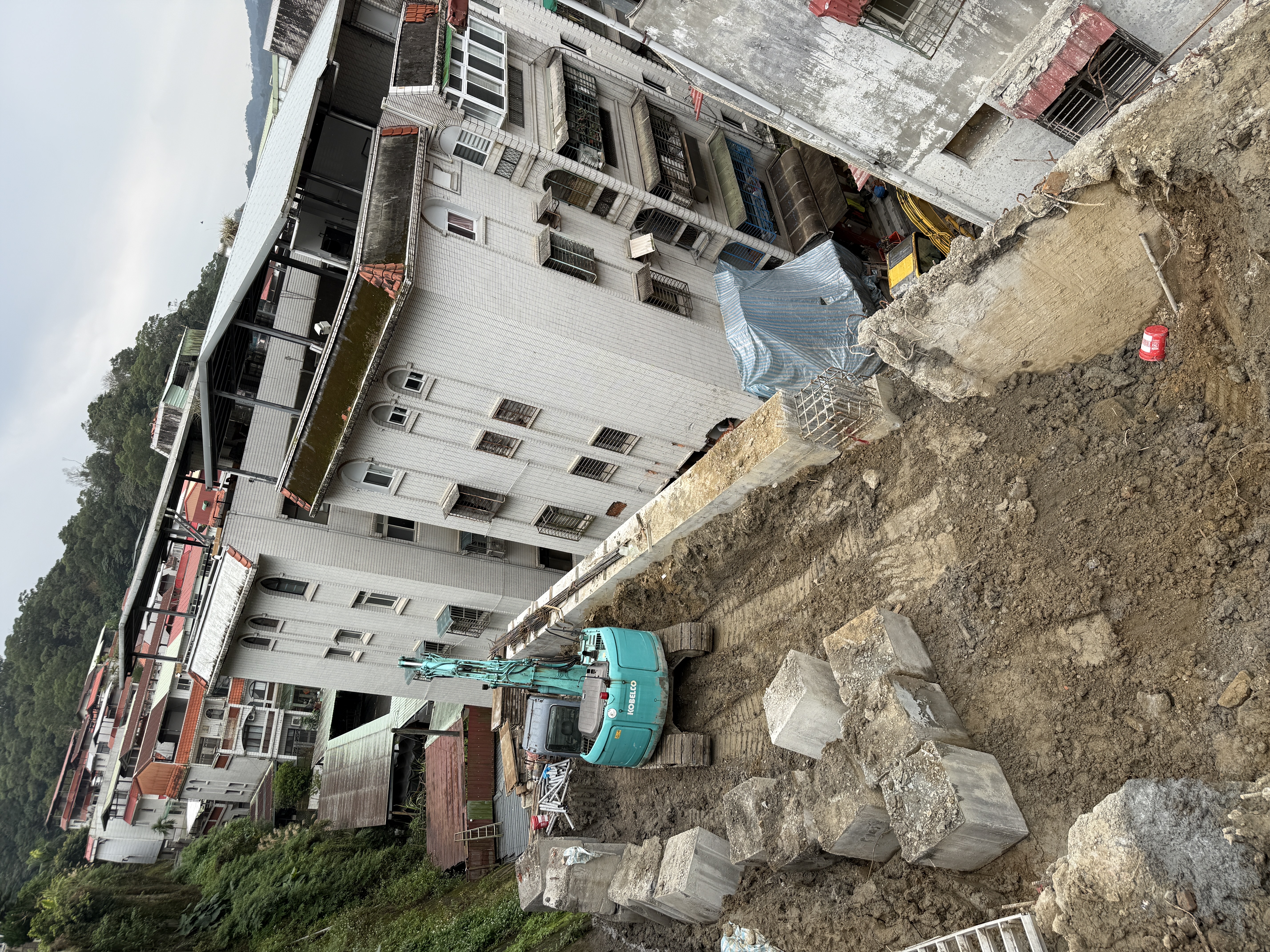 養工處持續進行擋土牆上方斜坡整地修復、打設地錨與基樁鑽掘等搶災作業，讓居民早日恢復正常生活。