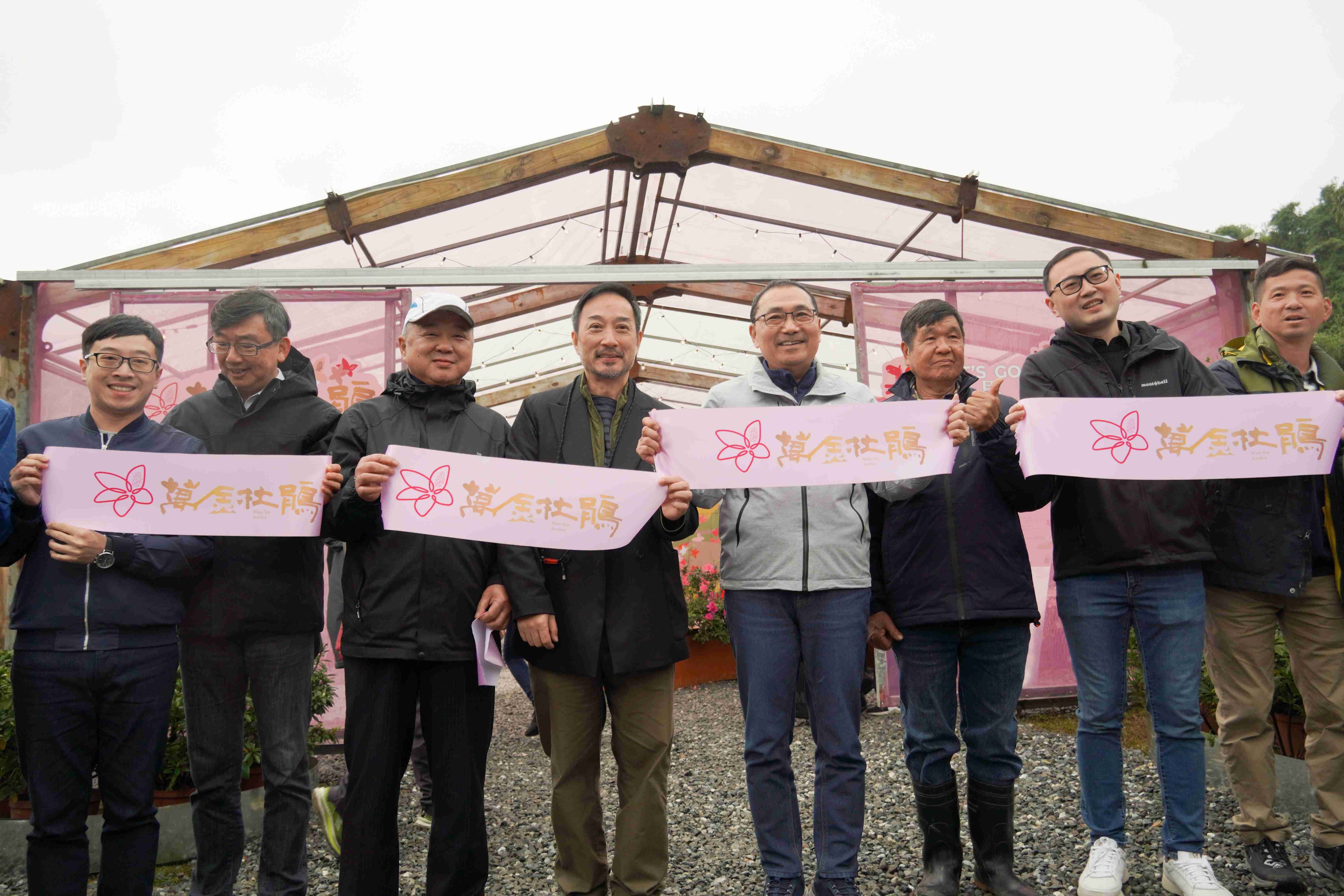 「萬金杜鵑」春季花展於今(7)日在萬里、金山展區盛大開展，市長侯友宜(右3)出席為這場結合在地產業、藝術及農業美學的春季年度盛會揭開序幕