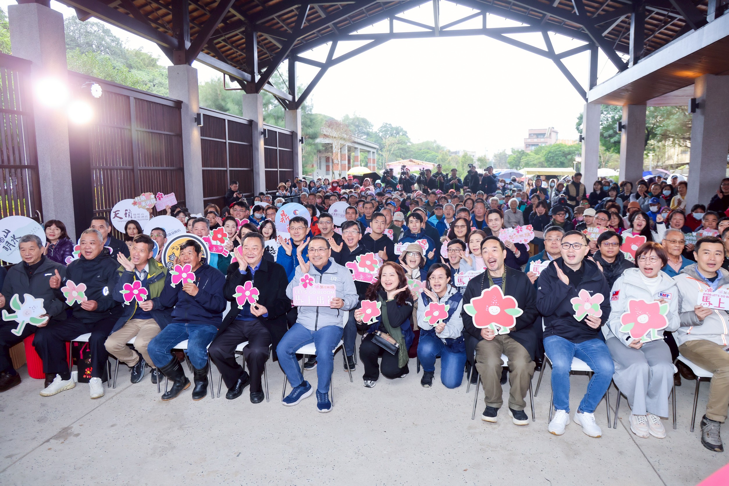 侯友宜感謝在地花農、農會、藝術家等與市府攜手努力，成功推廣「萬金杜鵑」品牌。