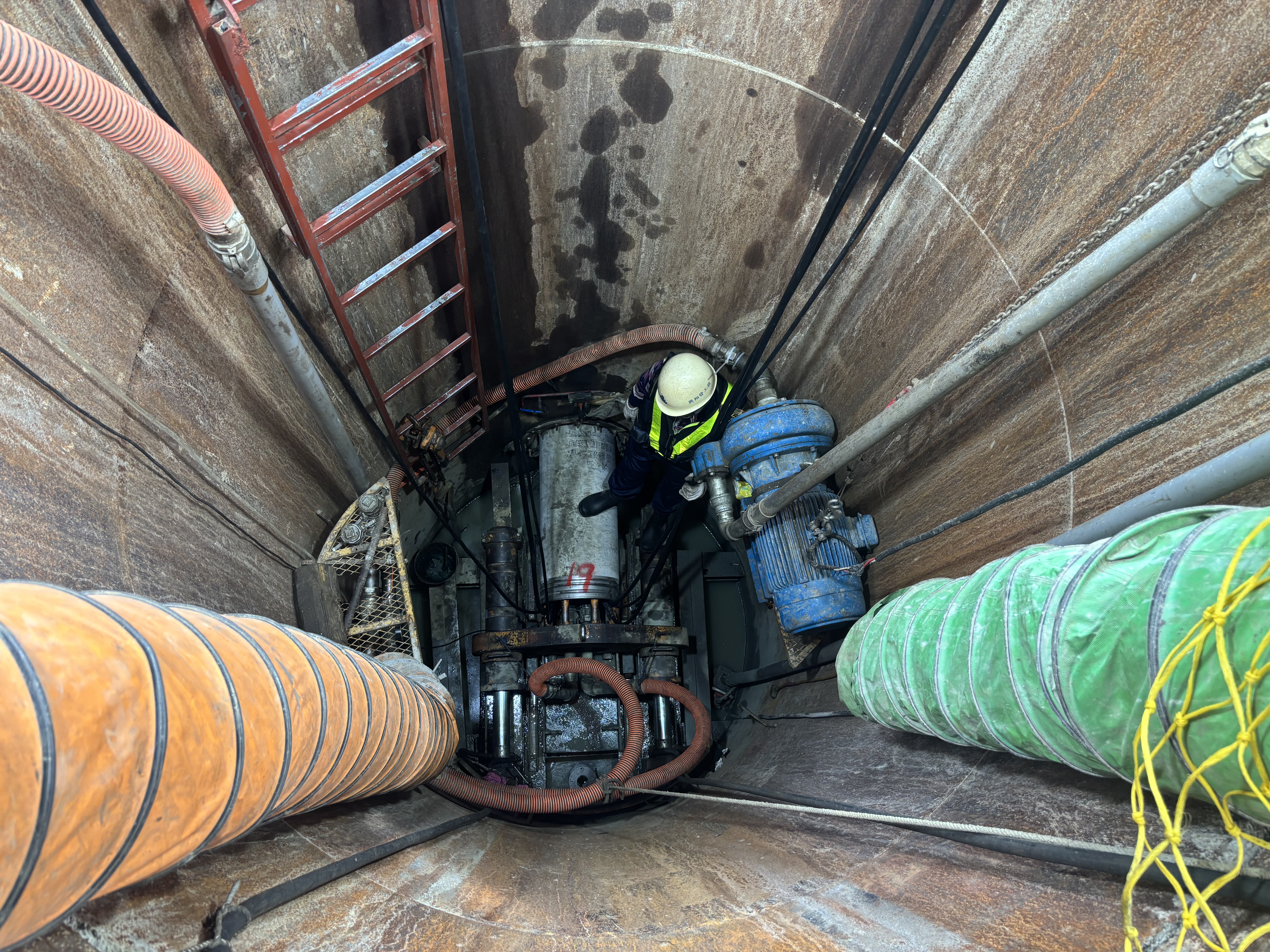 施工人員進行地下管線推進，完善該地區污水管線系統