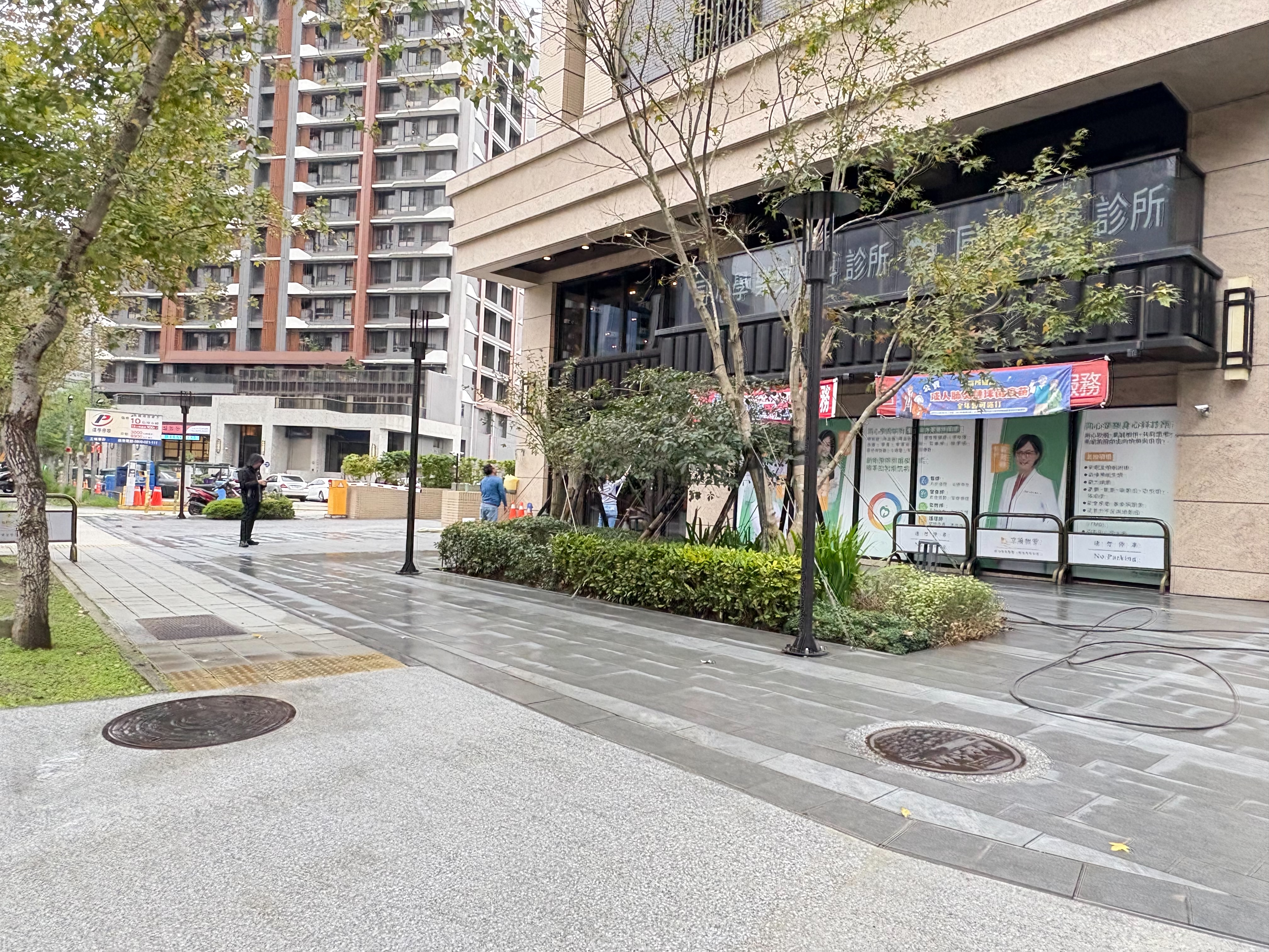 社區大樓的自設陰井與外部公共污水下水道人孔銜接，完成污水接管作業