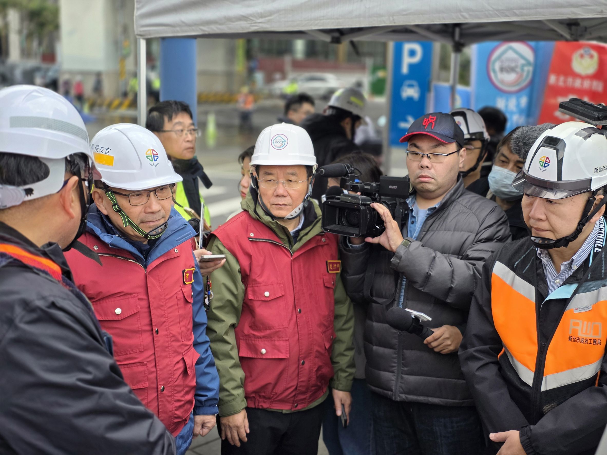 侯友市長(左二)第一時間趕赴現場了解施工狀況及供水影響範圍，工務局長馮兆麟(右一)解說搶修進度。