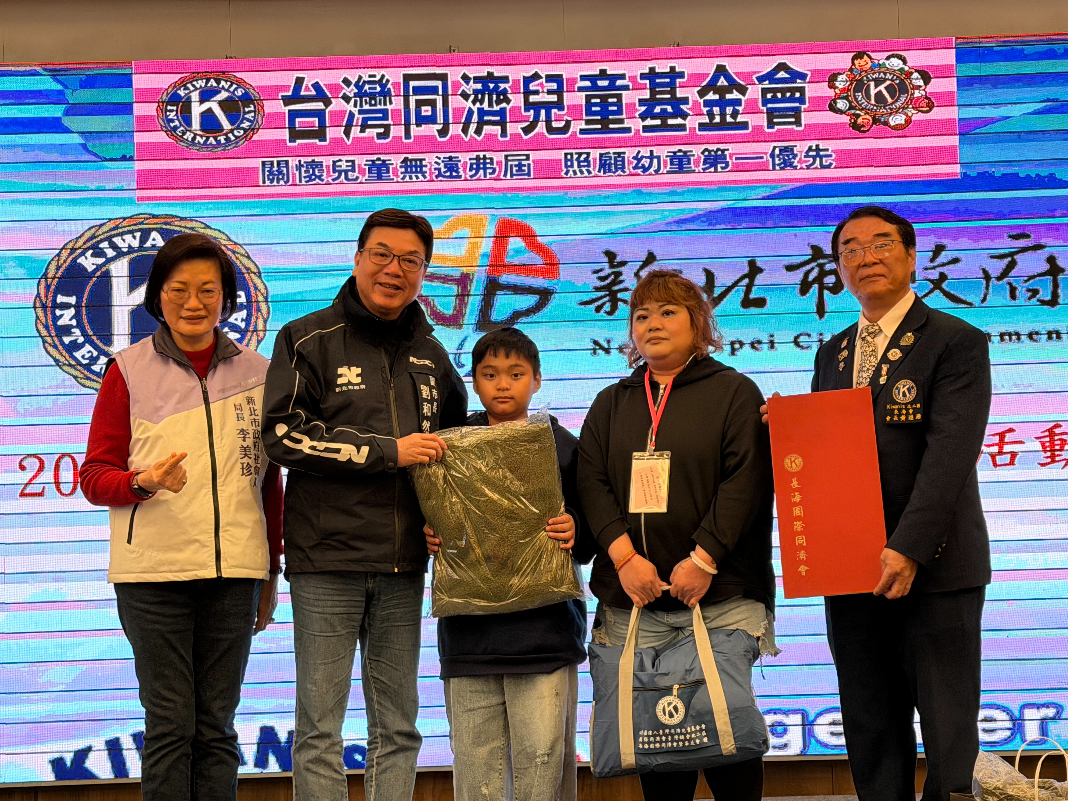 新北市副市長劉和然致贈紅包與物資