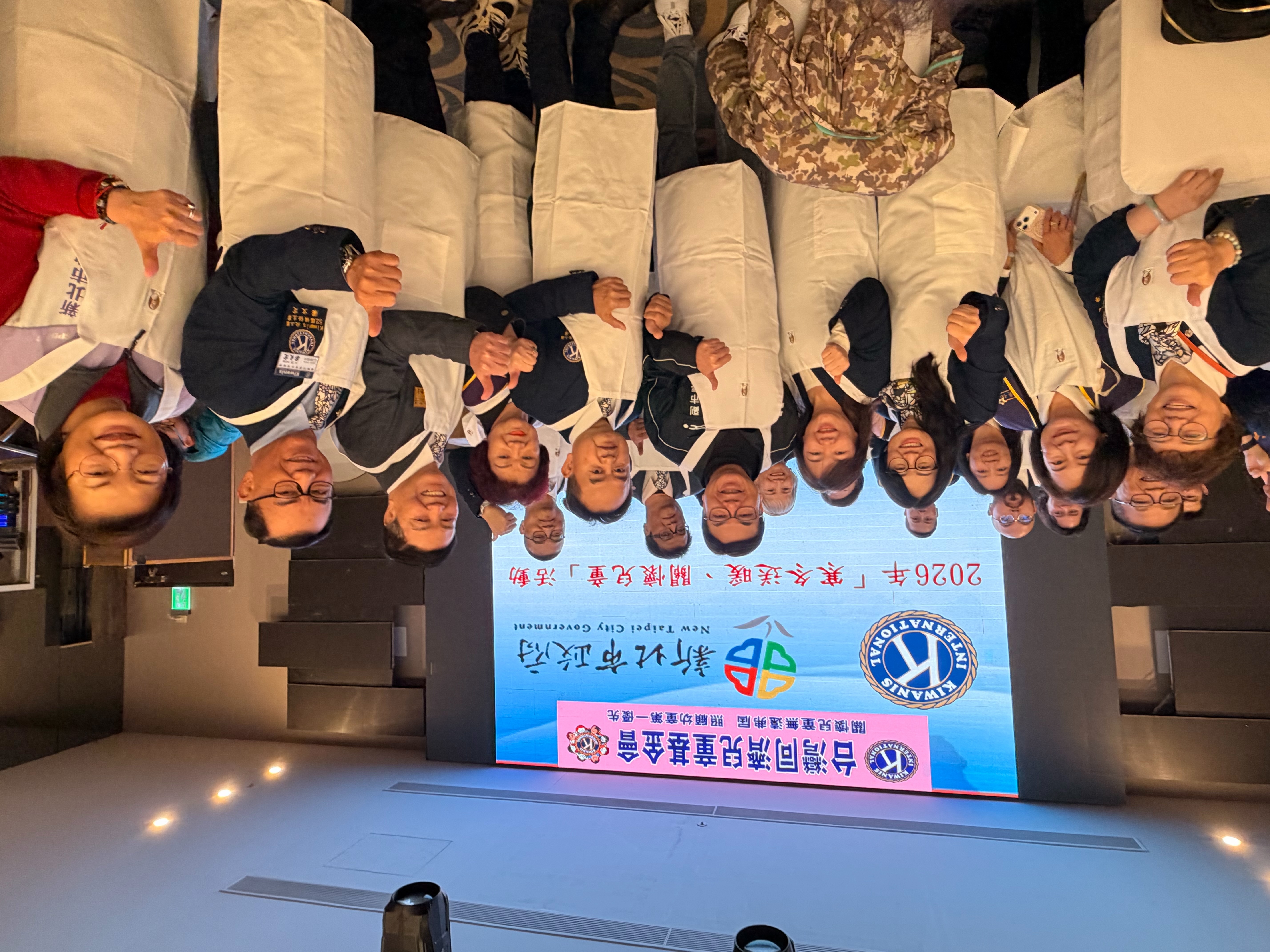 新北市副市長劉和然與國際同濟會北二區主席林裕哲（右5）、兒童基金會董事林金生（右3）等人合影