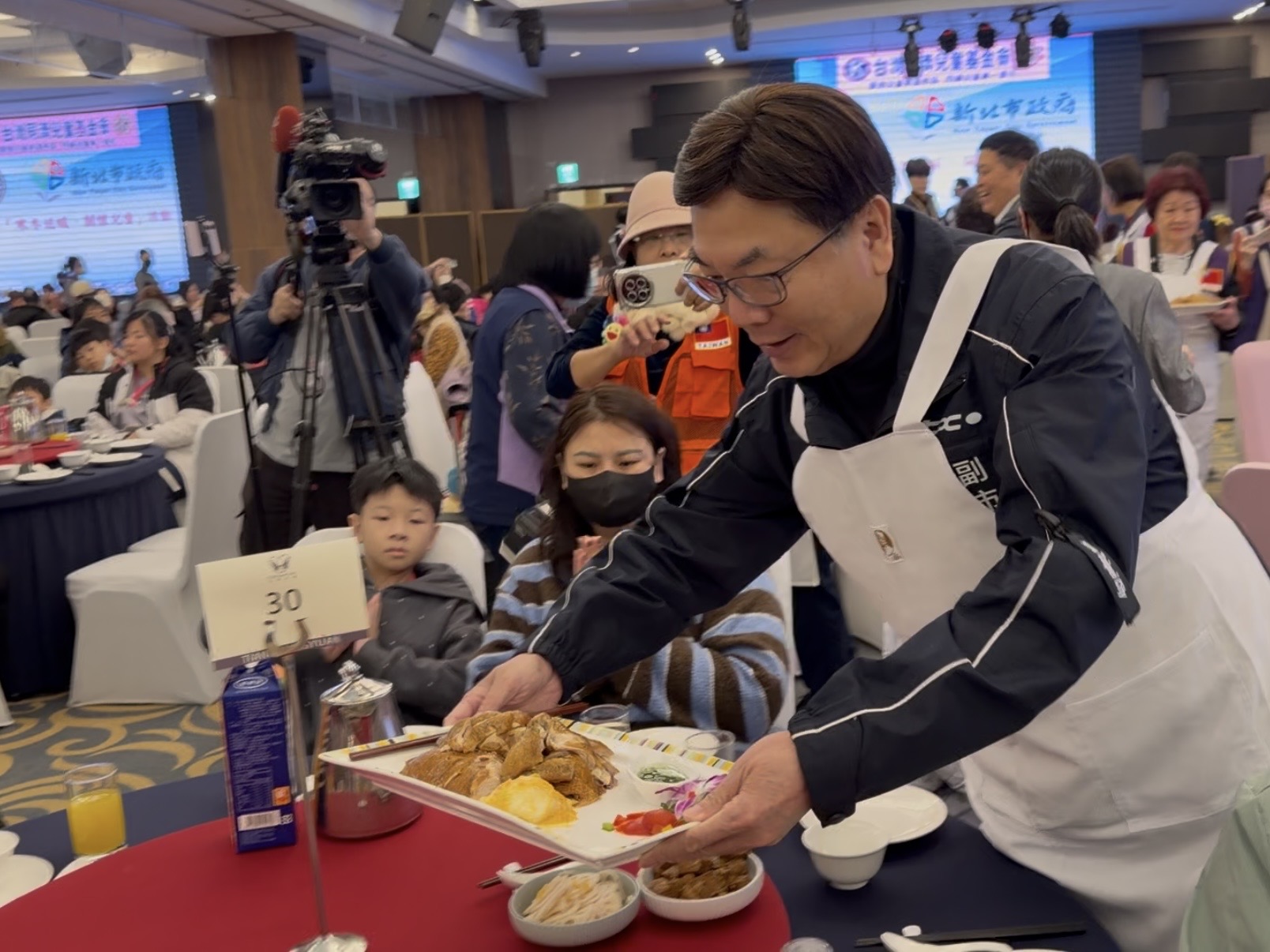 新北市副市長劉和然進行上菜秀，讓受邀家戶相當驚喜