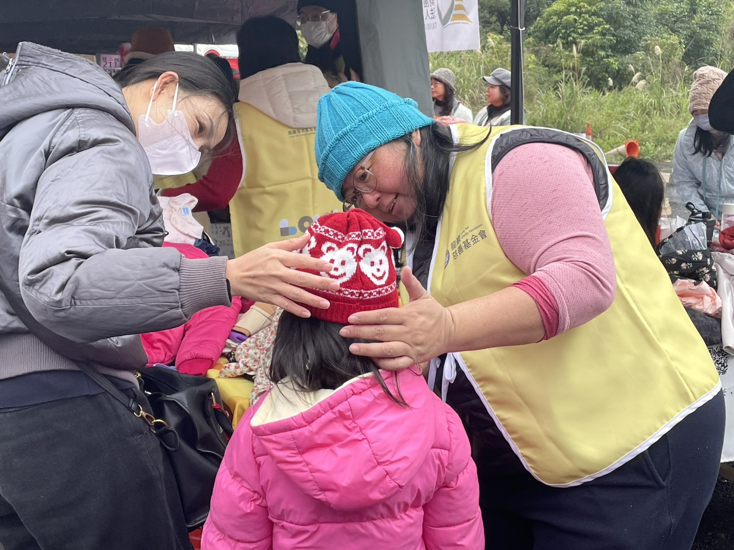 新北市淡水區關懷弱勢協會串連民間資源捐贈物資和善款，龍巖慈善基金會提供保暖衣物，協助民眾穿戴毛帽