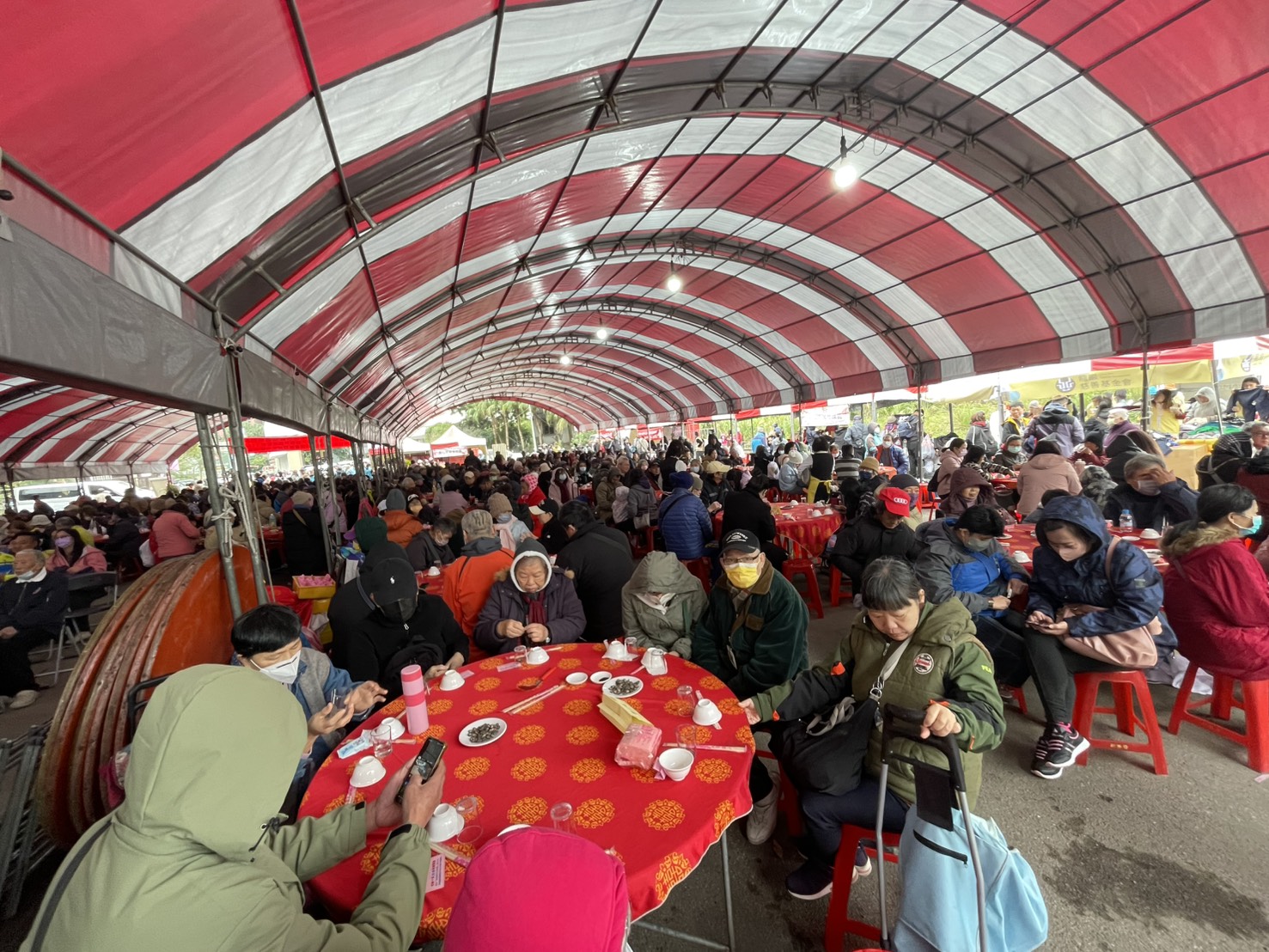 新北市淡水區關懷弱勢協會席開101桌圍爐，邀請在地需要關懷的家戶參與