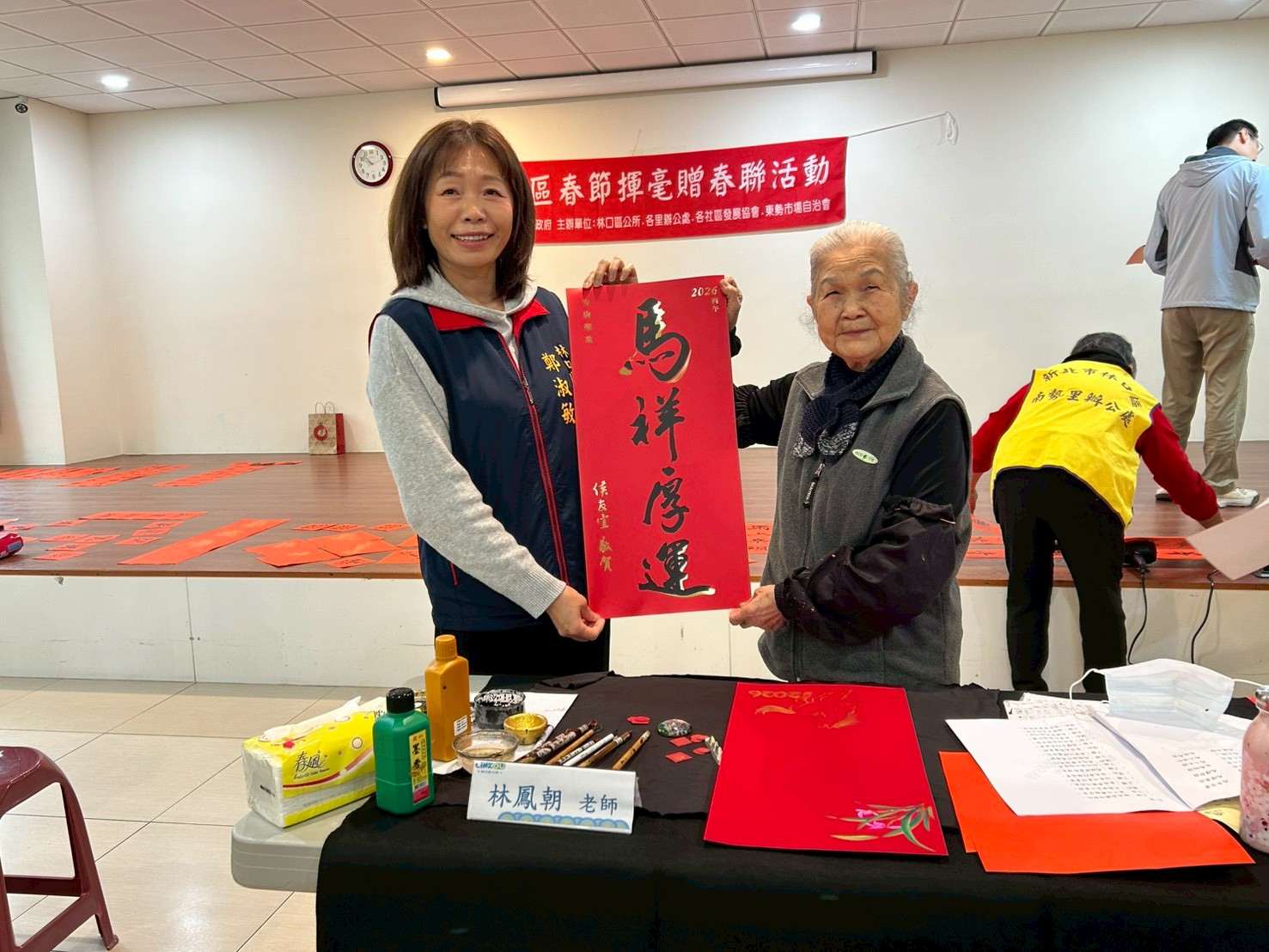 01.林口鄭淑敏區長到各揮毫場次宣傳新北馬年春聯「馬祥厚運」，台語諧音「馬上好運」