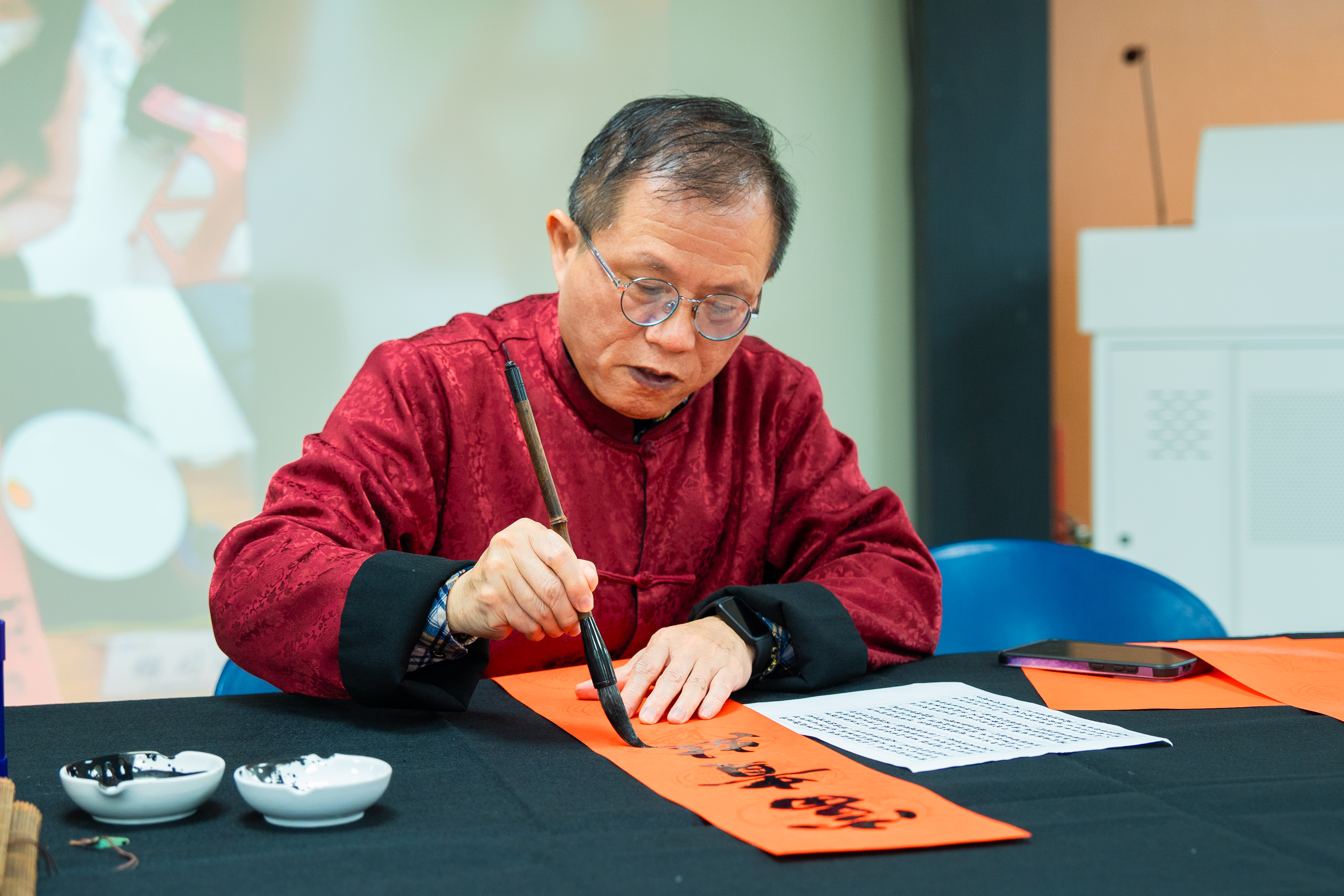 02.麗林國小退休校長賴國忠，書齡逾三十年，筆力遒勁，擅長行草